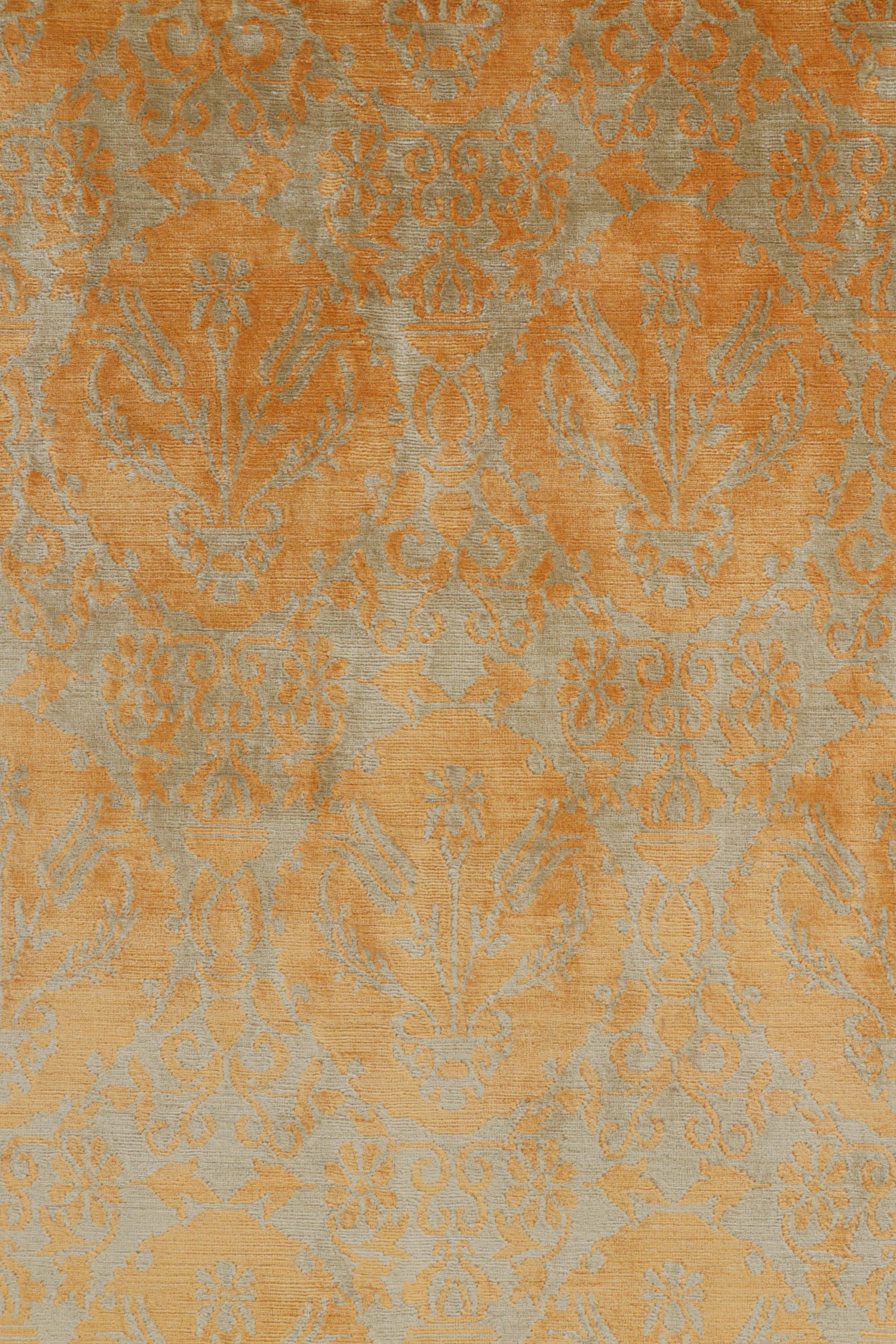 Népalais Rug & Kilim's European Rug in Gold and Greene with Floral Patterns Medici (tapis européen en or et vert avec motifs floraux) en vente