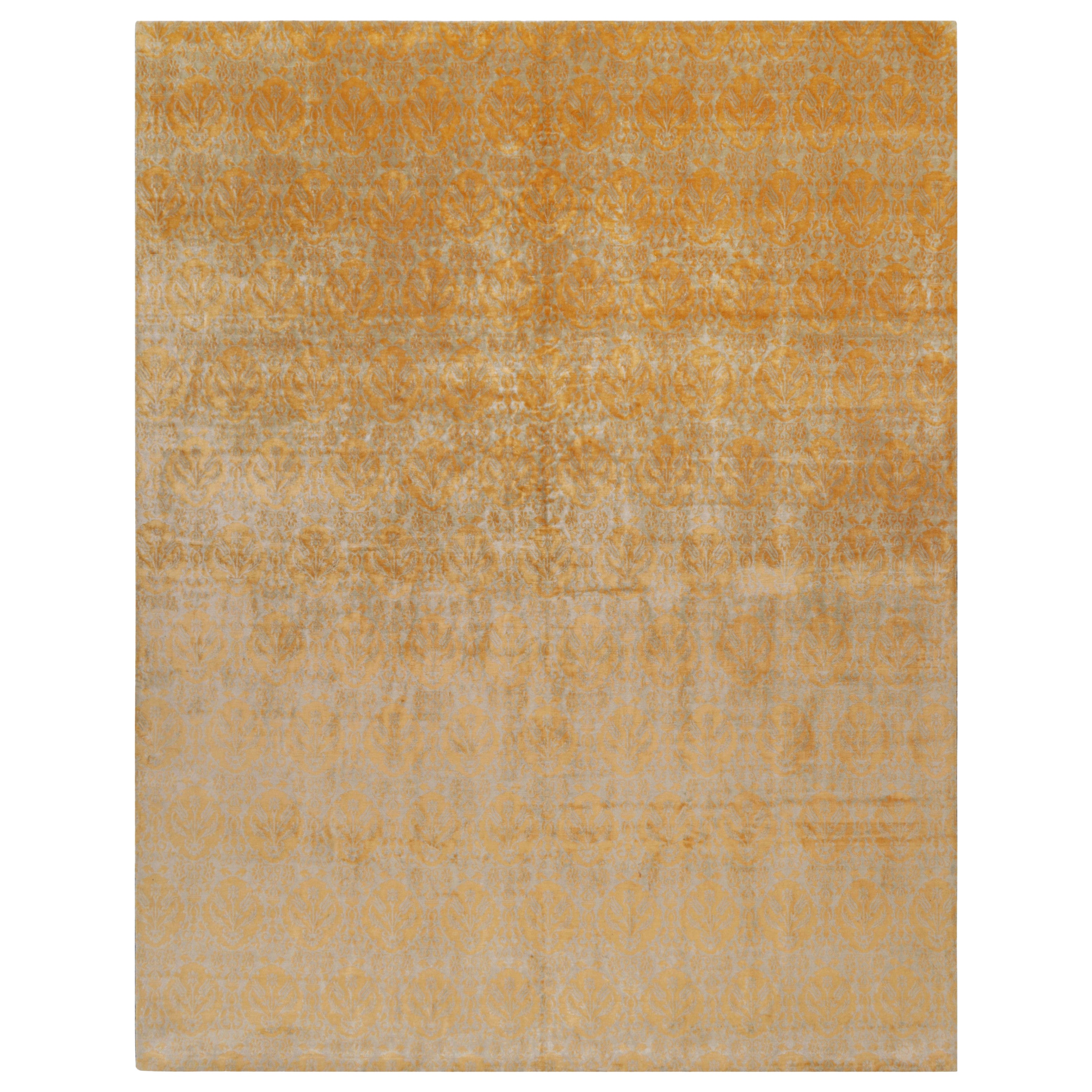 Rug & Kilim's Europäischer Teppich in Gold und Grün mit floralen Mustern Medici