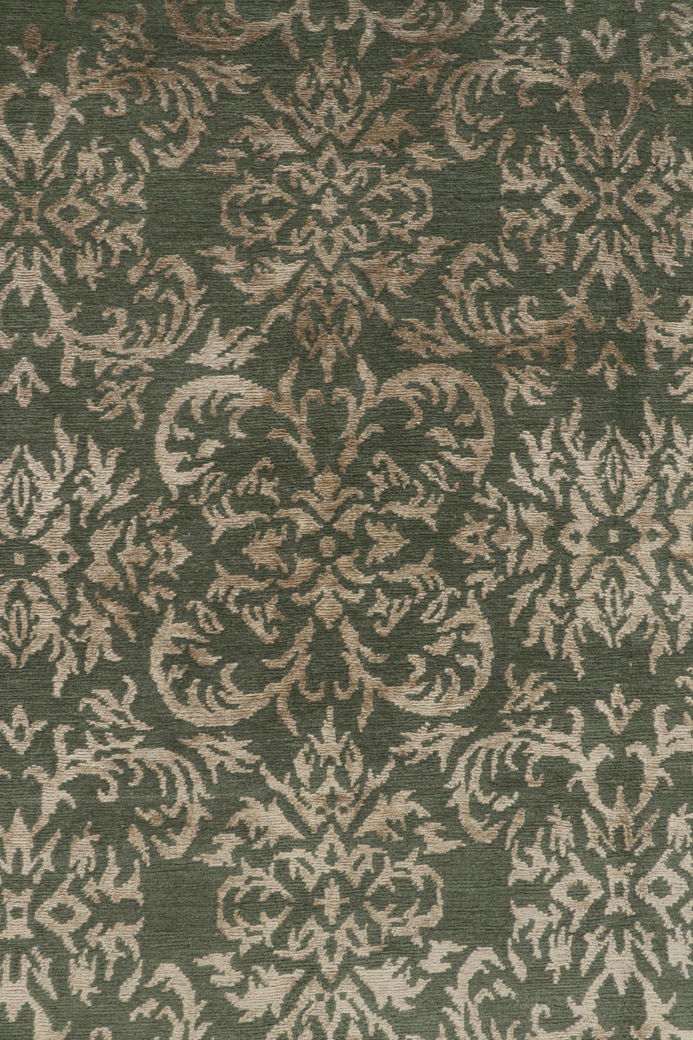 Rug & Kilim's Europäischer Teppich in Grün mit arabesken Mustern in Beige-Braun-Tönen (Nepalesisch) im Angebot