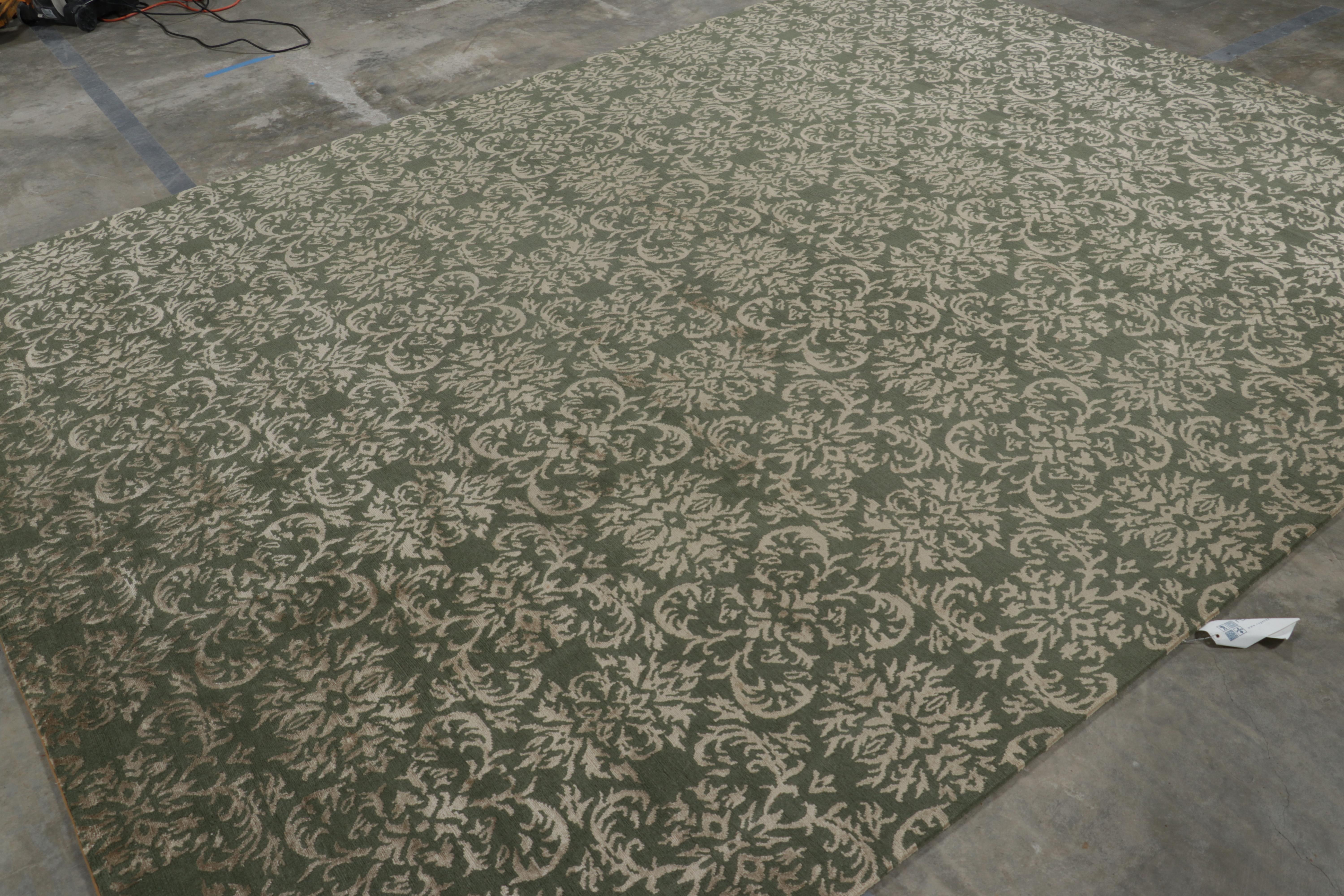 Rug & Kilim's Europäischer Teppich in Grün mit arabesken Mustern in Beige-Braun-Tönen (Nepalesisch) im Angebot