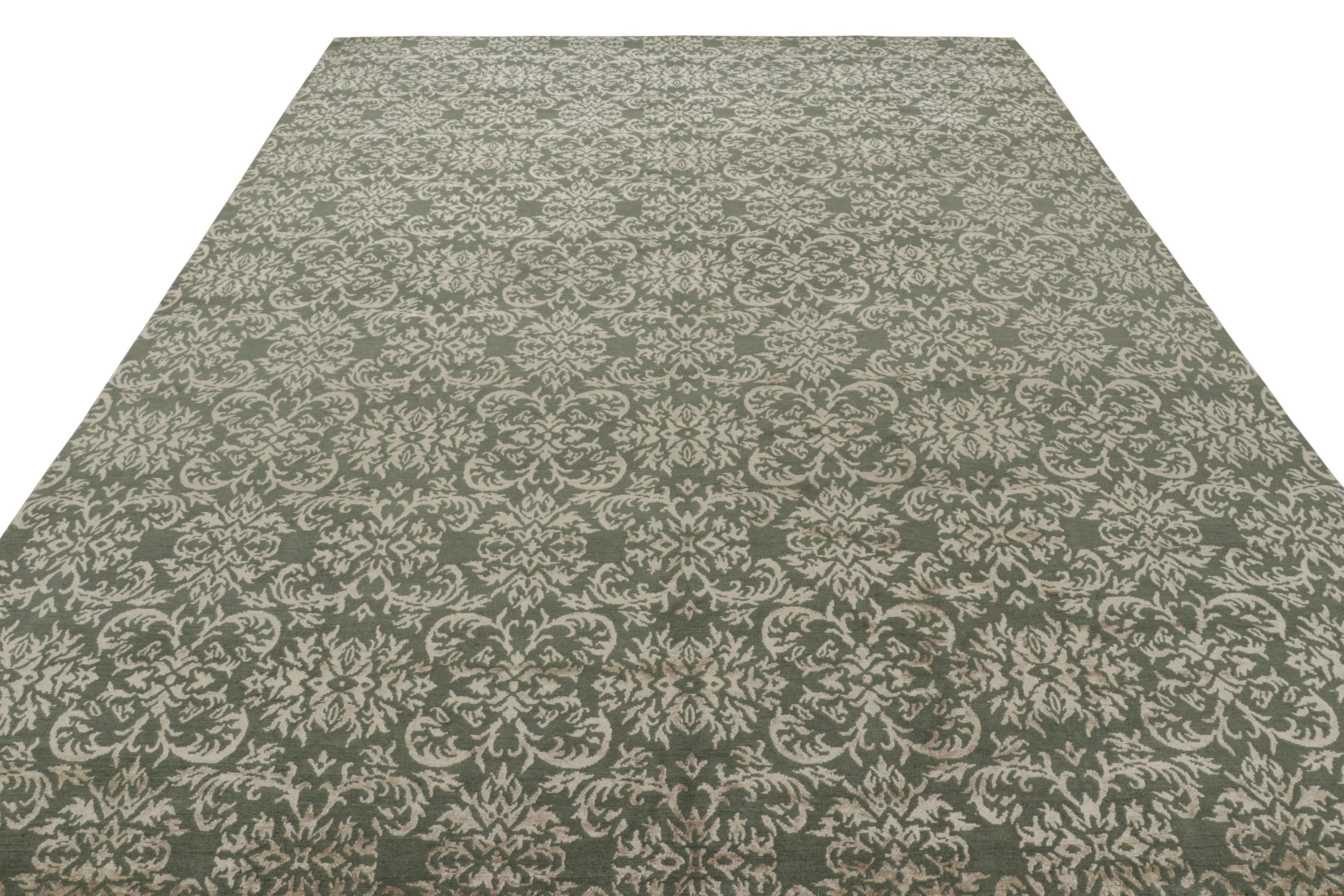 Rug & Kilim's Europäischer Teppich in Grün mit arabesken Mustern in Beige-Braun-Tönen (Handgeknüpft) im Angebot