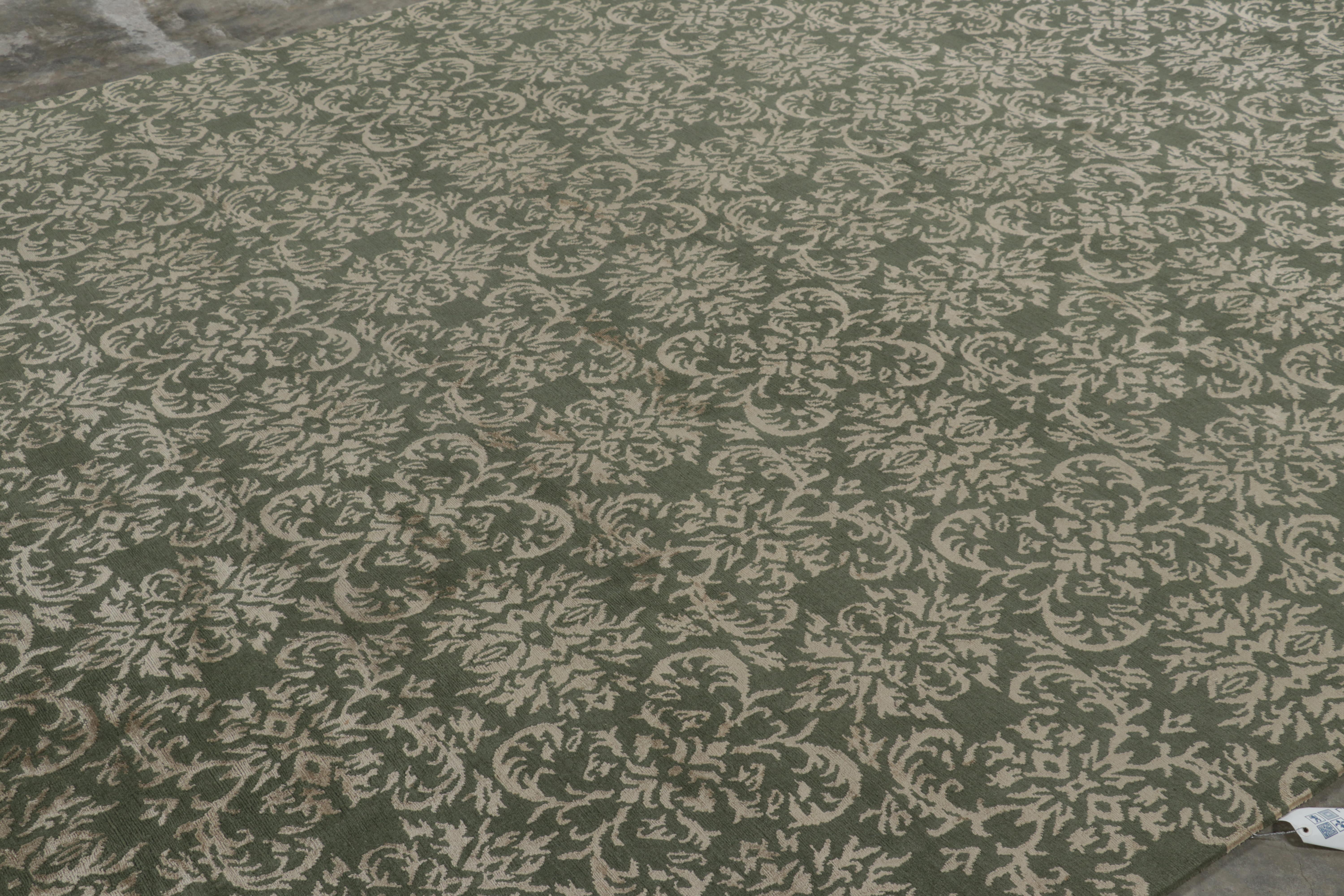 Annodato a mano Tappeto europeo Rug & Kilim in verde con motivi arabescati nei toni del beige-marrone in vendita