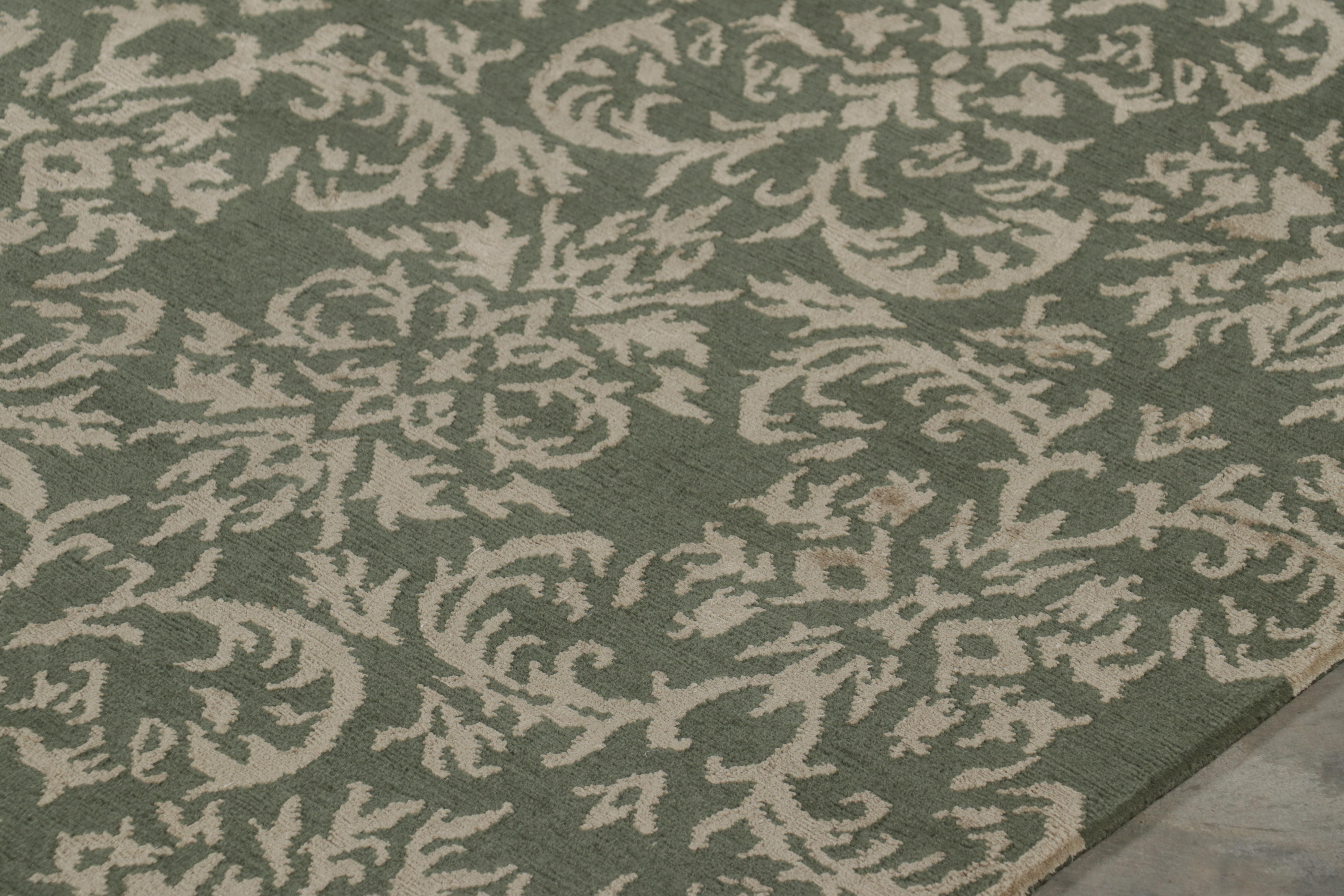 Rug & Kilim's Europäischer Teppich in Grün mit arabesken Mustern in Beige-Braun-Tönen im Zustand „Neu“ im Angebot in Long Island City, NY