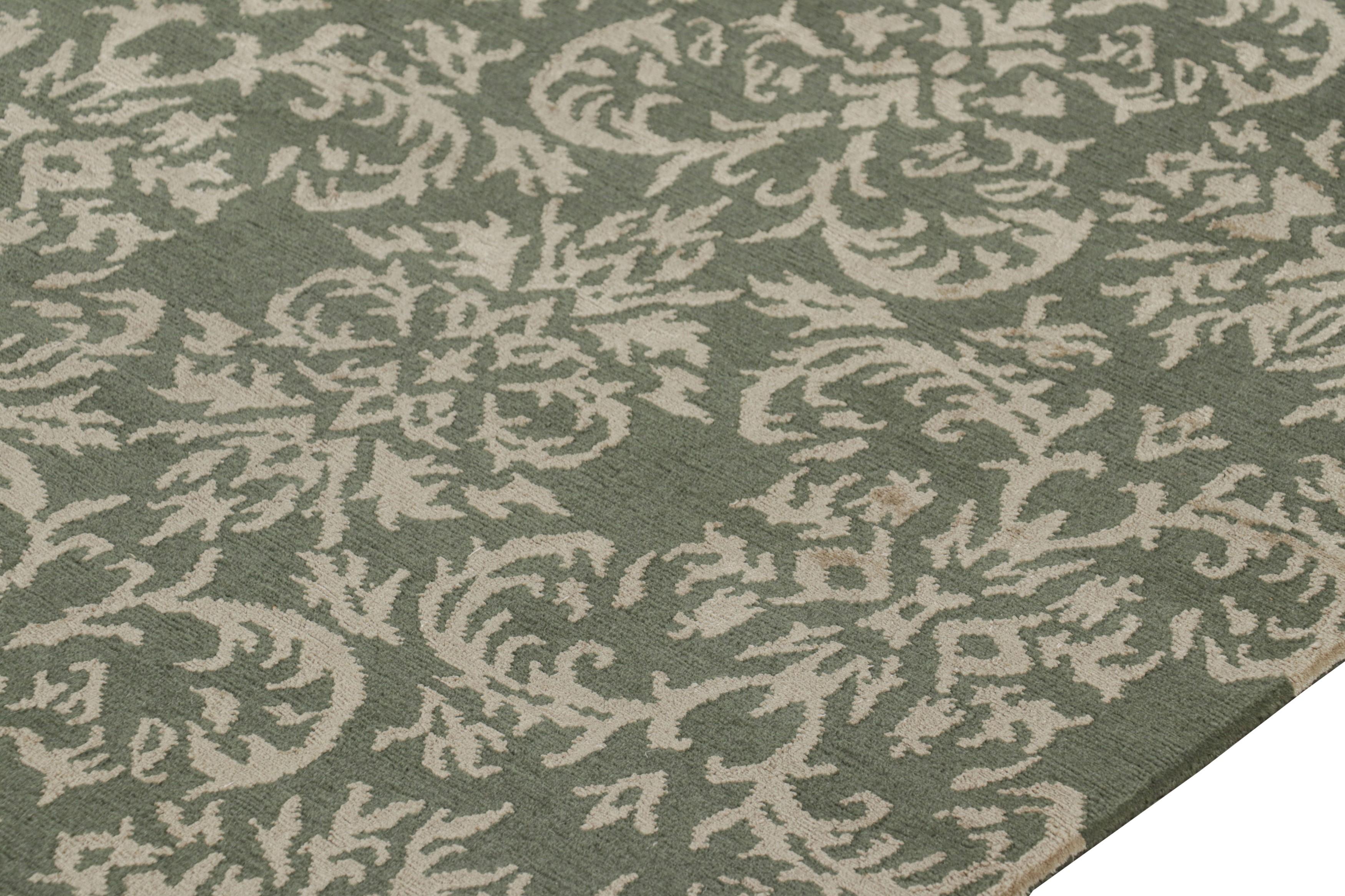 Rug & Kilim's Europäischer Teppich in Grün mit arabesken Mustern in Beige-Braun-Tönen (21. Jahrhundert und zeitgenössisch) im Angebot