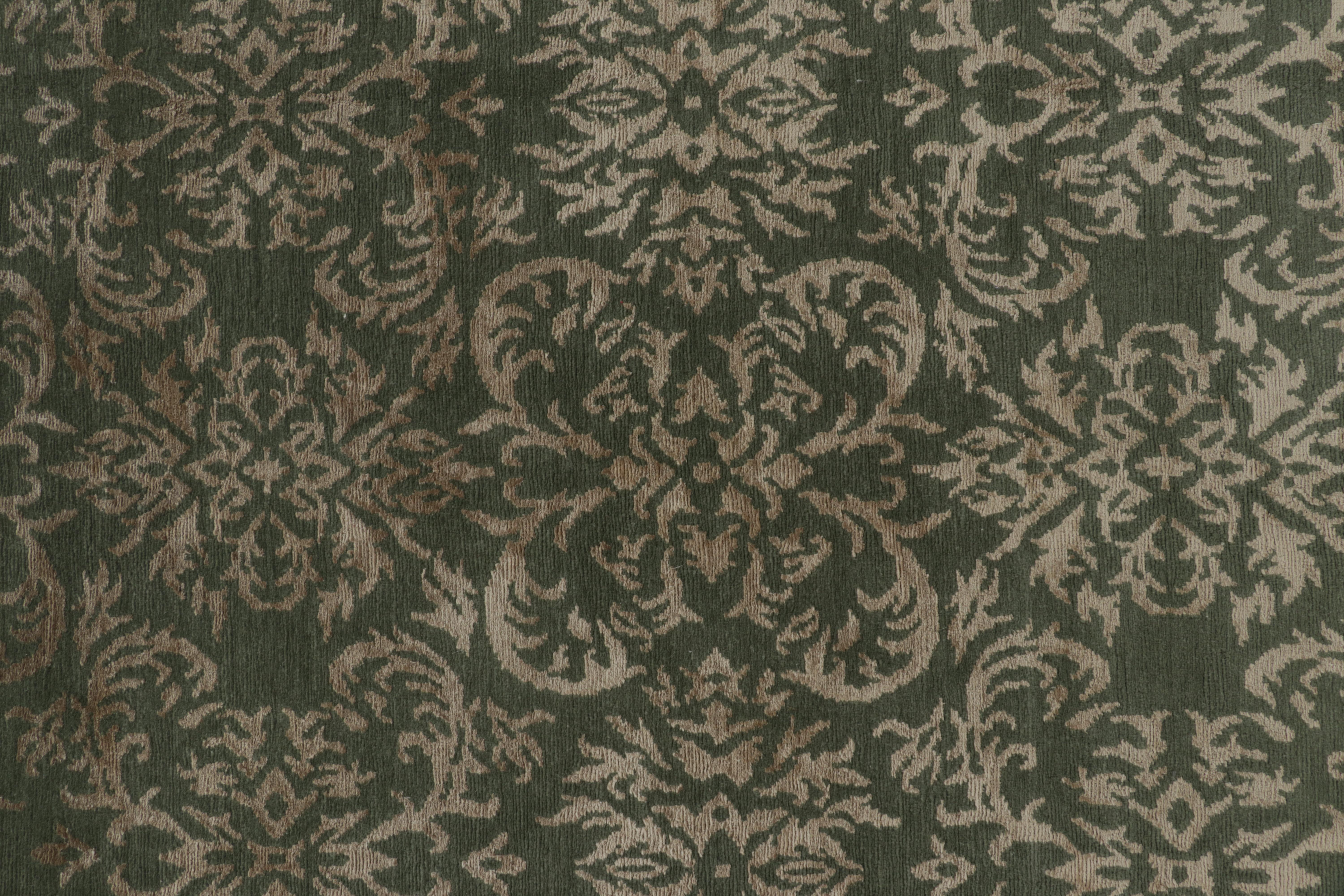 Rug & Kilim's Europäischer Teppich in Grün mit arabesken Mustern in Beige-Braun-Tönen (21. Jahrhundert und zeitgenössisch) im Angebot