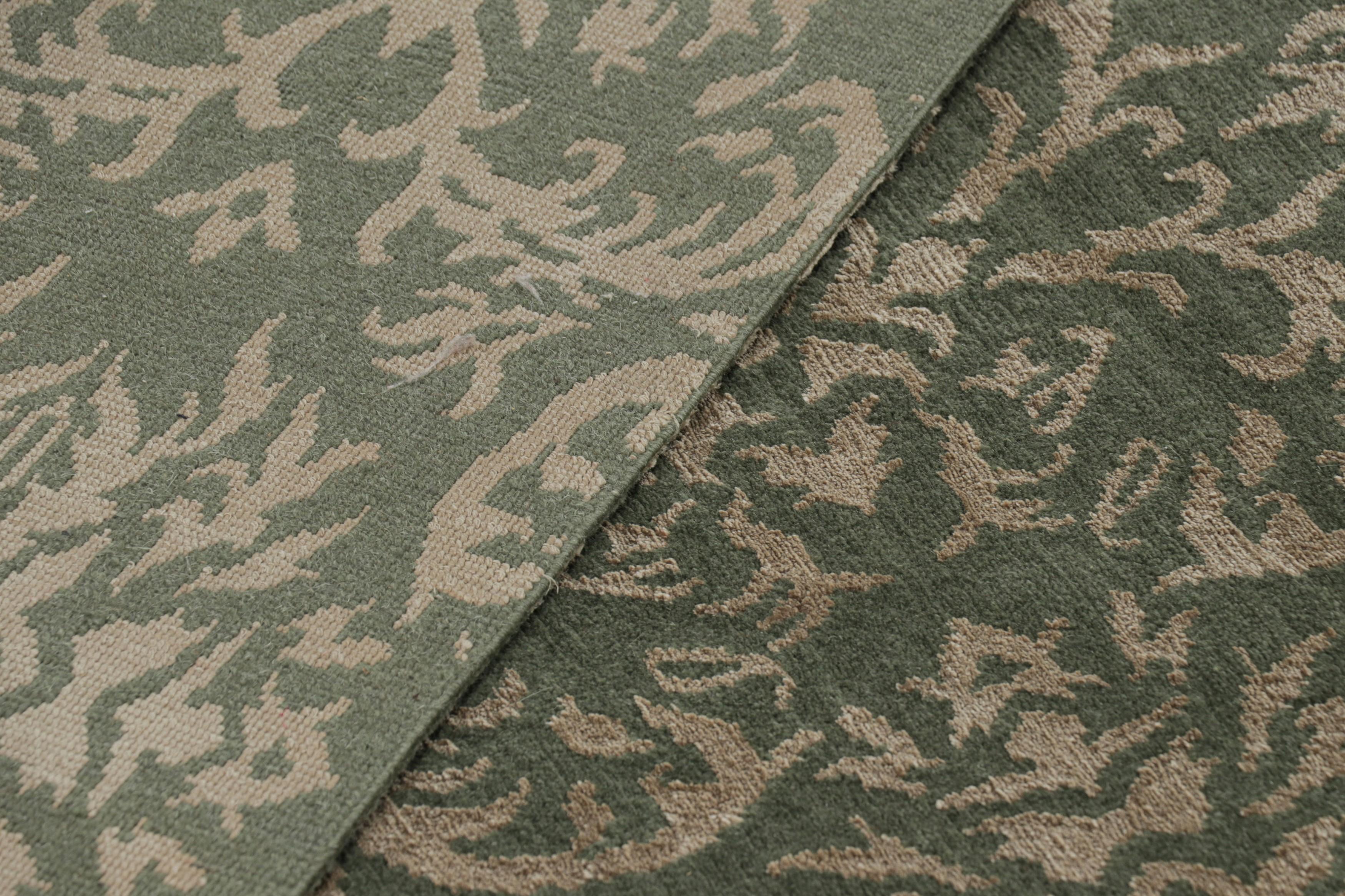 Rug & Kilim's Europäischer Teppich in Grün mit arabesken Mustern in Beige-Braun-Tönen (Wolle) im Angebot
