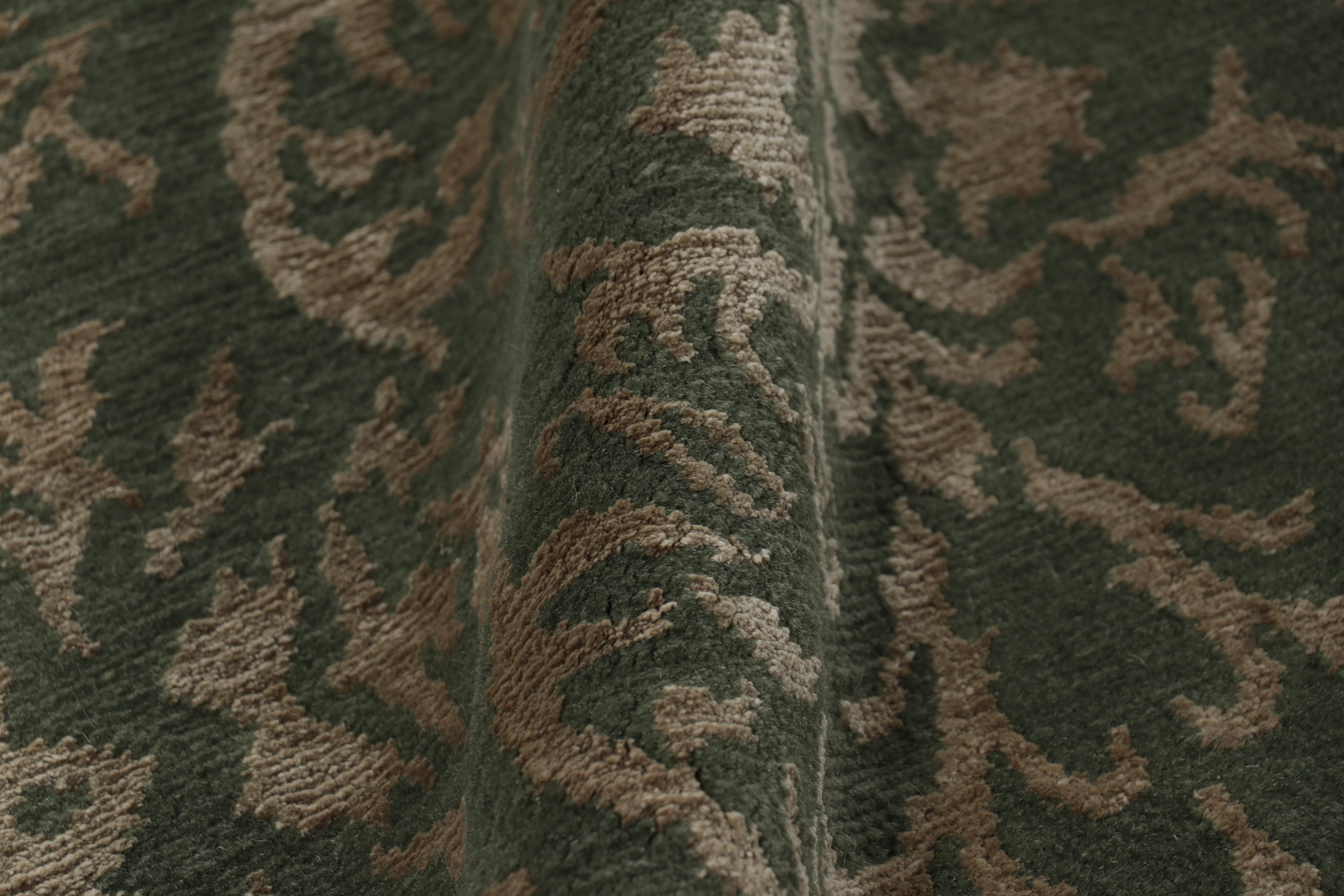 Lana Tappeto europeo Rug & Kilim in verde con motivi arabescati nei toni del beige-marrone in vendita