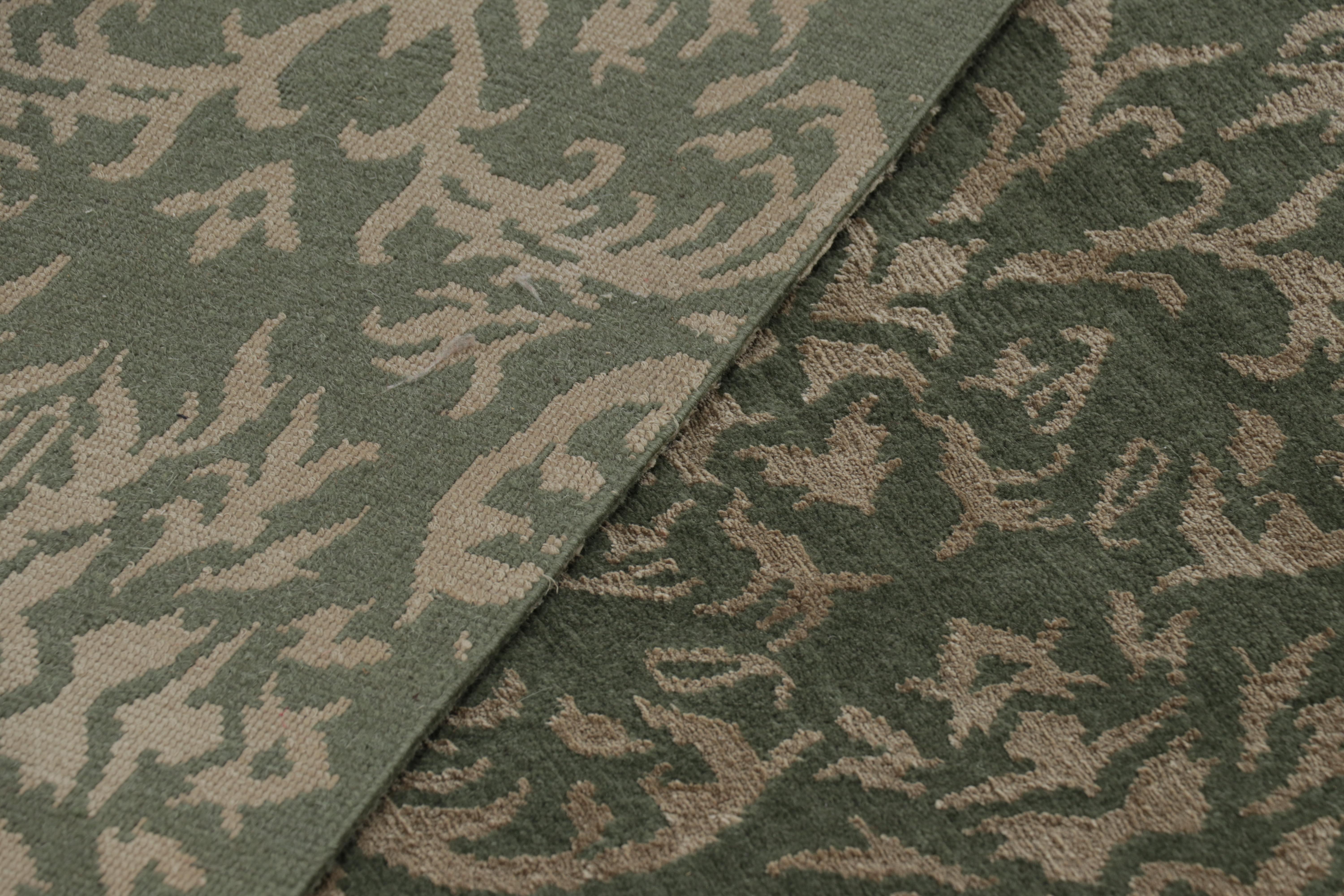 Rug & Kilim's Europäischer Teppich in Grün mit arabesken Mustern in Beige-Braun-Tönen im Angebot 1