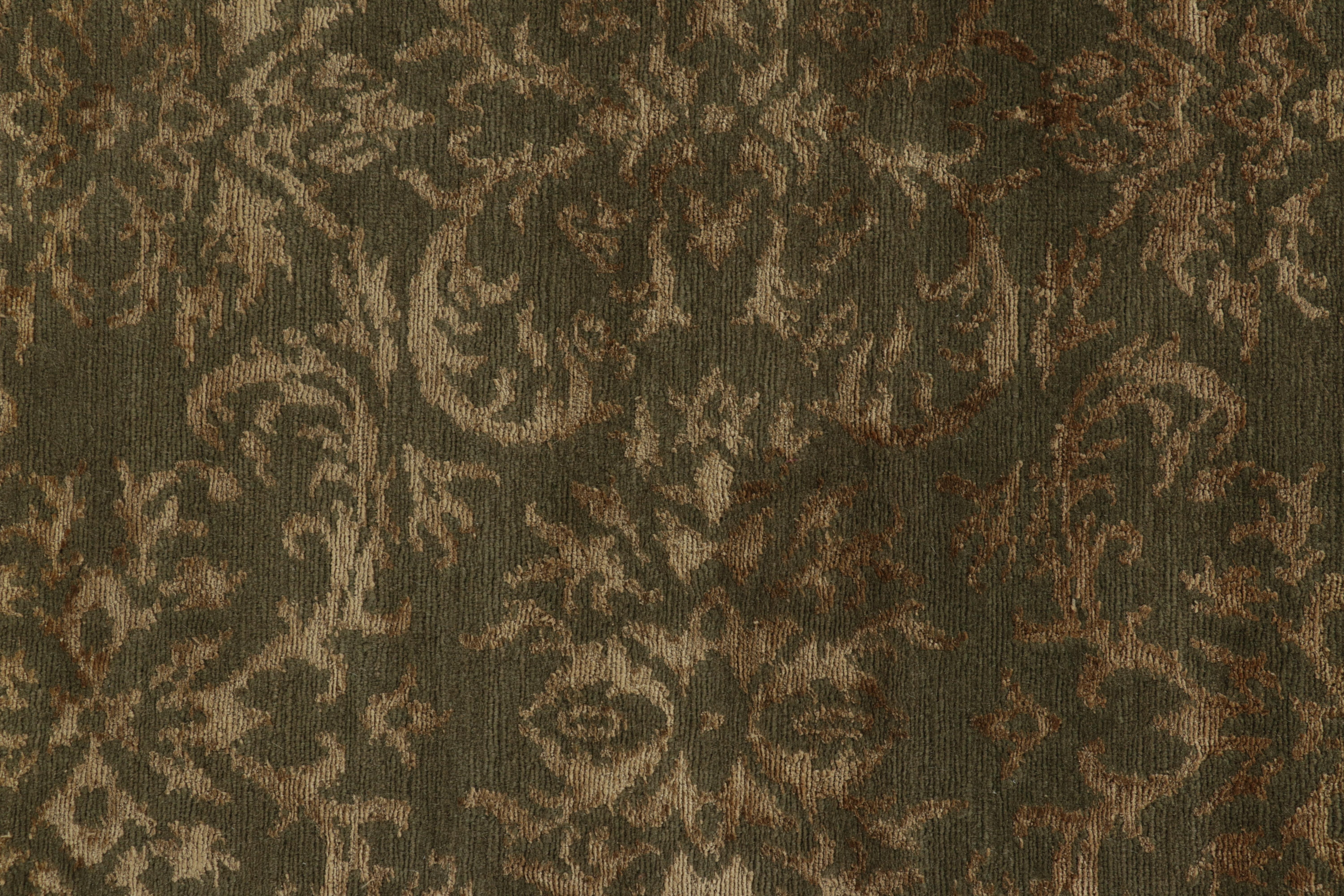 Rug & Kilim's europäischer Teppich in Grün mit arabesken Mustern in Beige-Creme-Tönen (Wolle) im Angebot