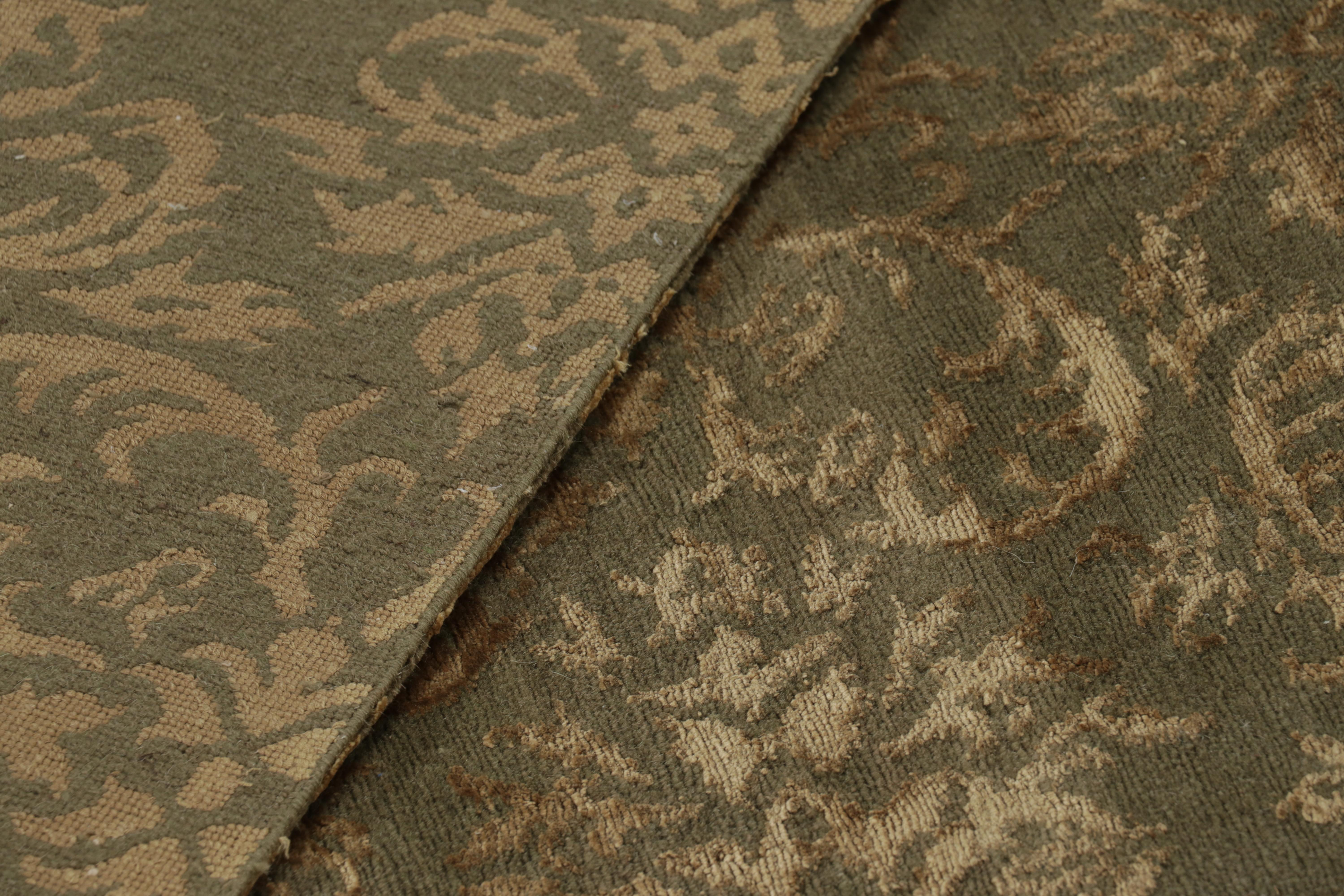 Rug & Kilim's europäischer Teppich in Grün mit arabesken Mustern in Beige-Creme-Tönen im Angebot 1