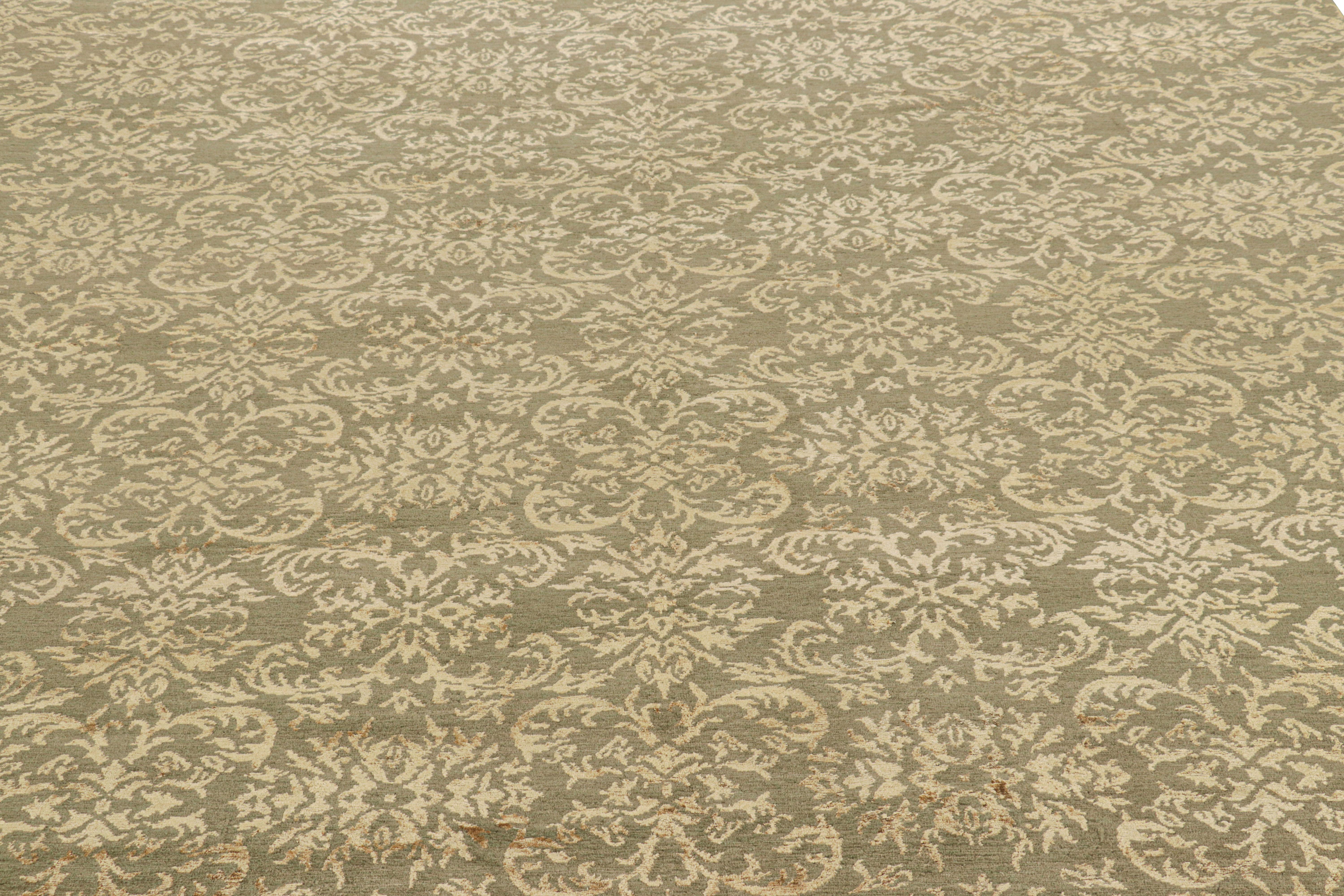 Noué à la main en laine et en soie dans l'une de nos plus luxueuses qualités de poils népalais, ce tapis de transition 8x10 vient s'ajouter à la collection de tapis européens de Rug & Kilim.


Sur le Design :

Les admirateurs de l'artisanat et les