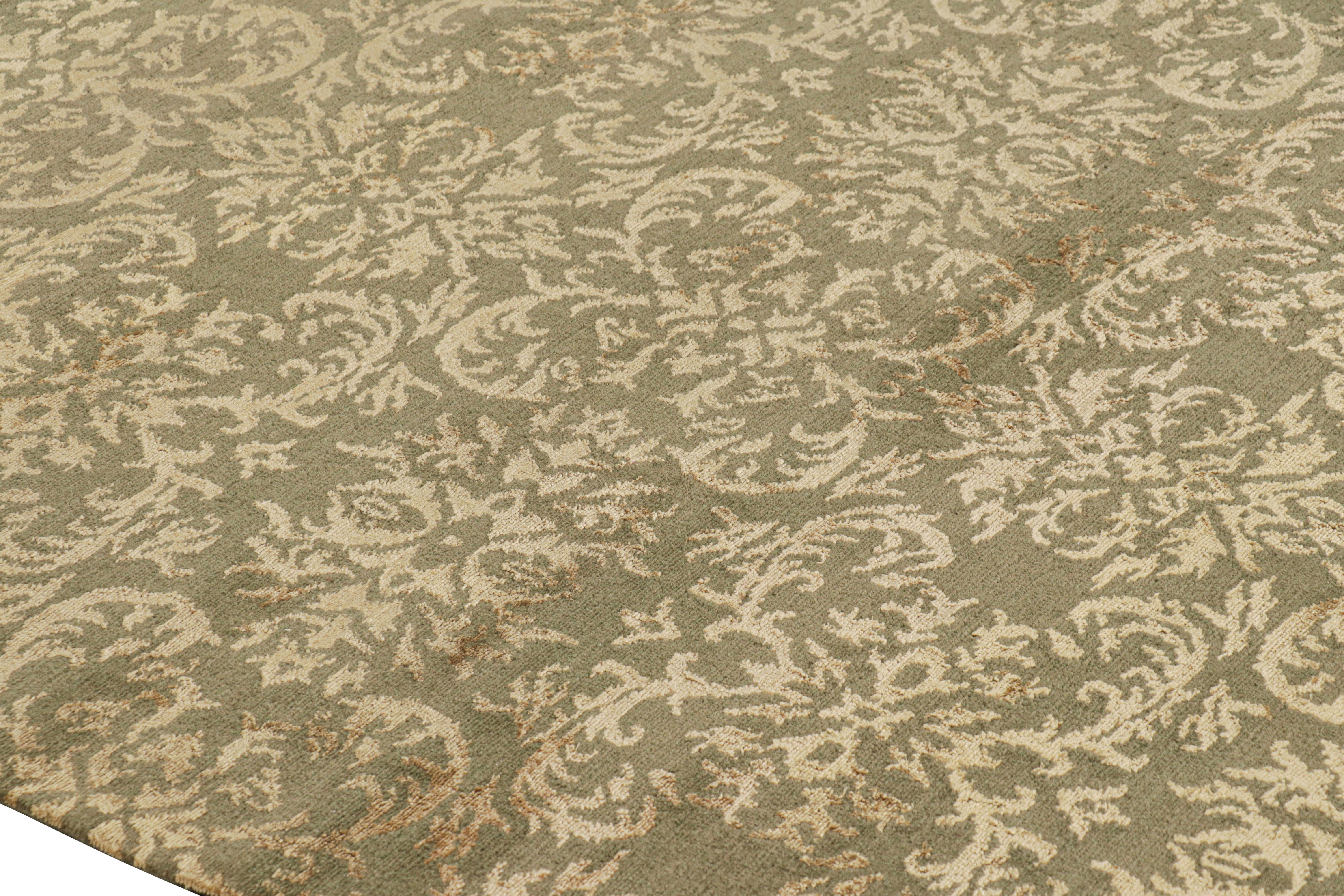 Moderne Rug & Kilim's European Rug in Green with Arabesque Patterns in Beige-Cream Tones (Tapis européen en vert avec des motifs arabes dans les tons beige-crème) en vente