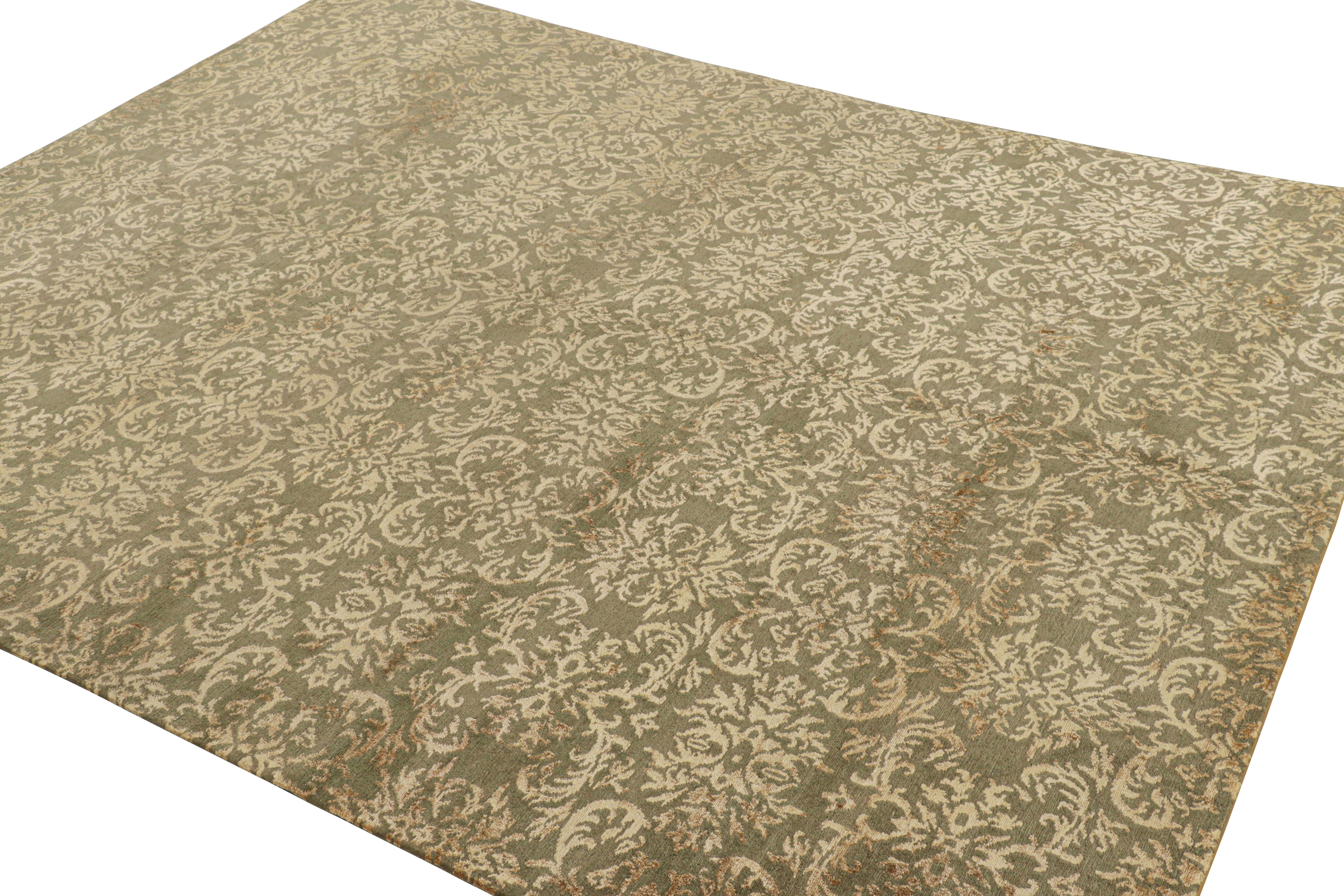 Indien Rug & Kilim's European Rug in Green with Arabesque Patterns in Beige-Cream Tones (Tapis européen en vert avec des motifs arabes dans les tons beige-crème) en vente
