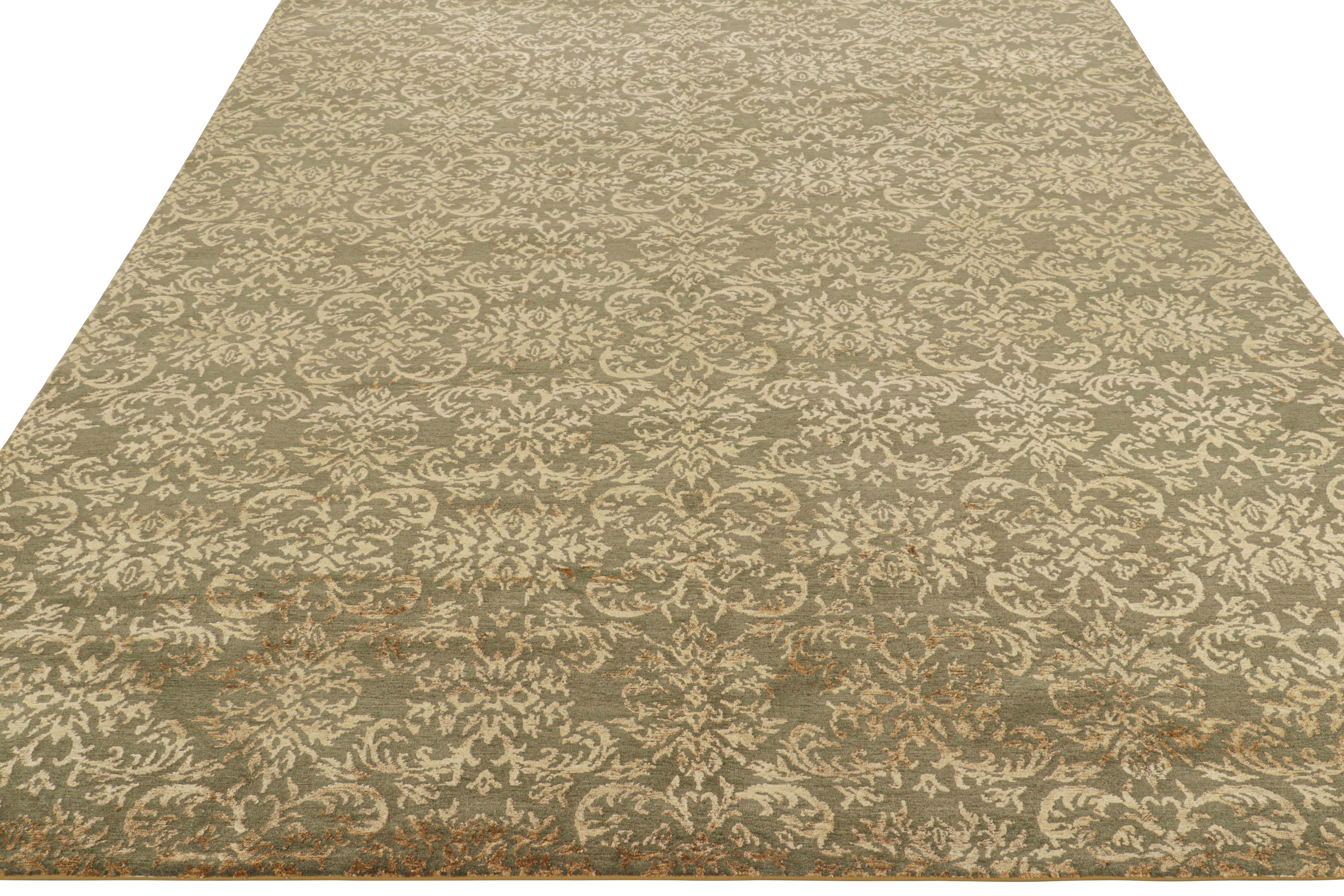 Noué à la main Rug & Kilim's European Rug in Green with Arabesque Patterns in Beige-Cream Tones (Tapis européen en vert avec des motifs arabes dans les tons beige-crème) en vente