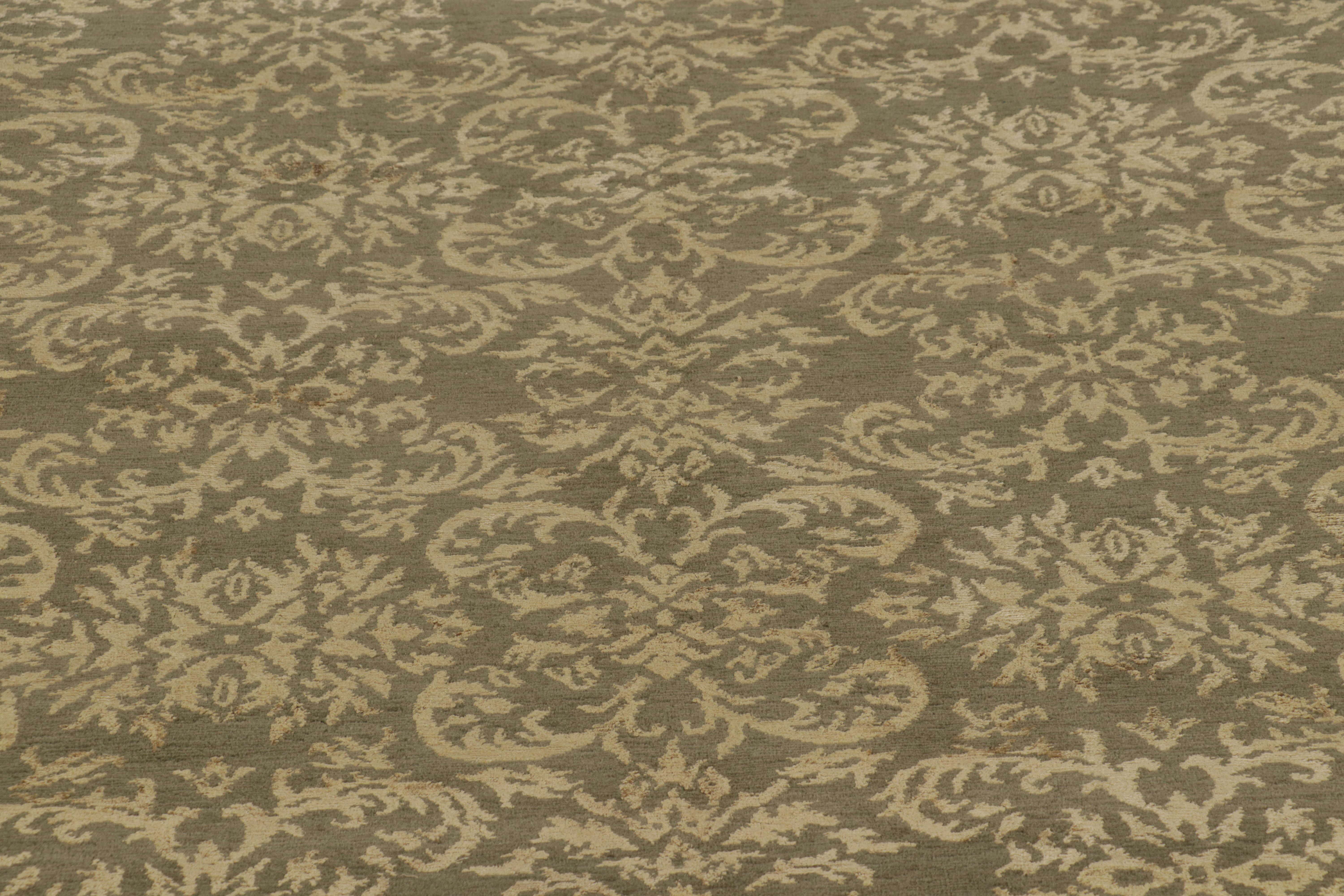 Rug & Kilim's europäischer Teppich in Grün mit arabesken Mustern in Beige-Creme-Tönen (Moderne) im Angebot