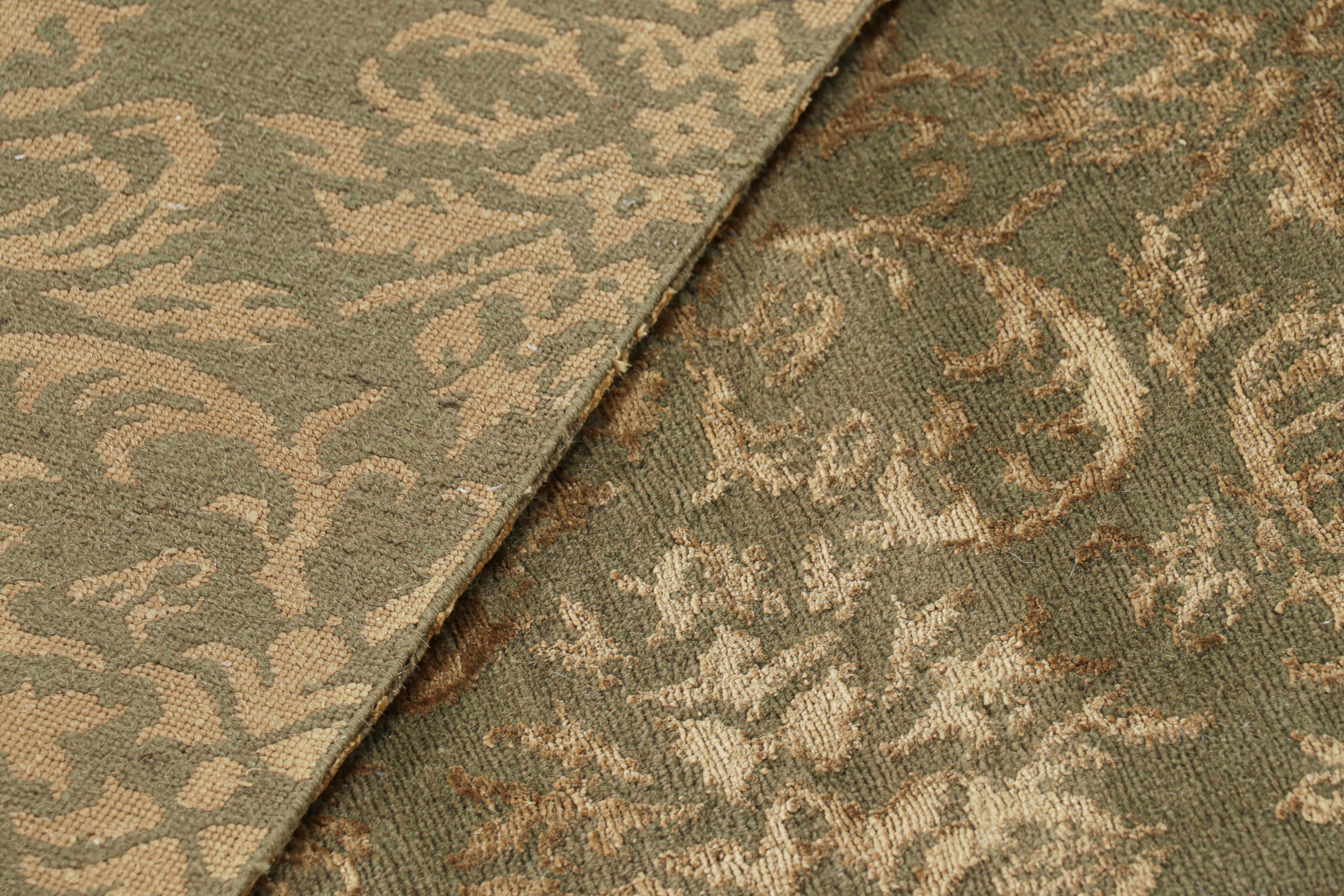 XXIe siècle et contemporain Rug & Kilim's European Rug in Green with Arabesque Patterns in Beige-Cream Tones (Tapis européen en vert avec des motifs arabes dans les tons beige-crème) en vente