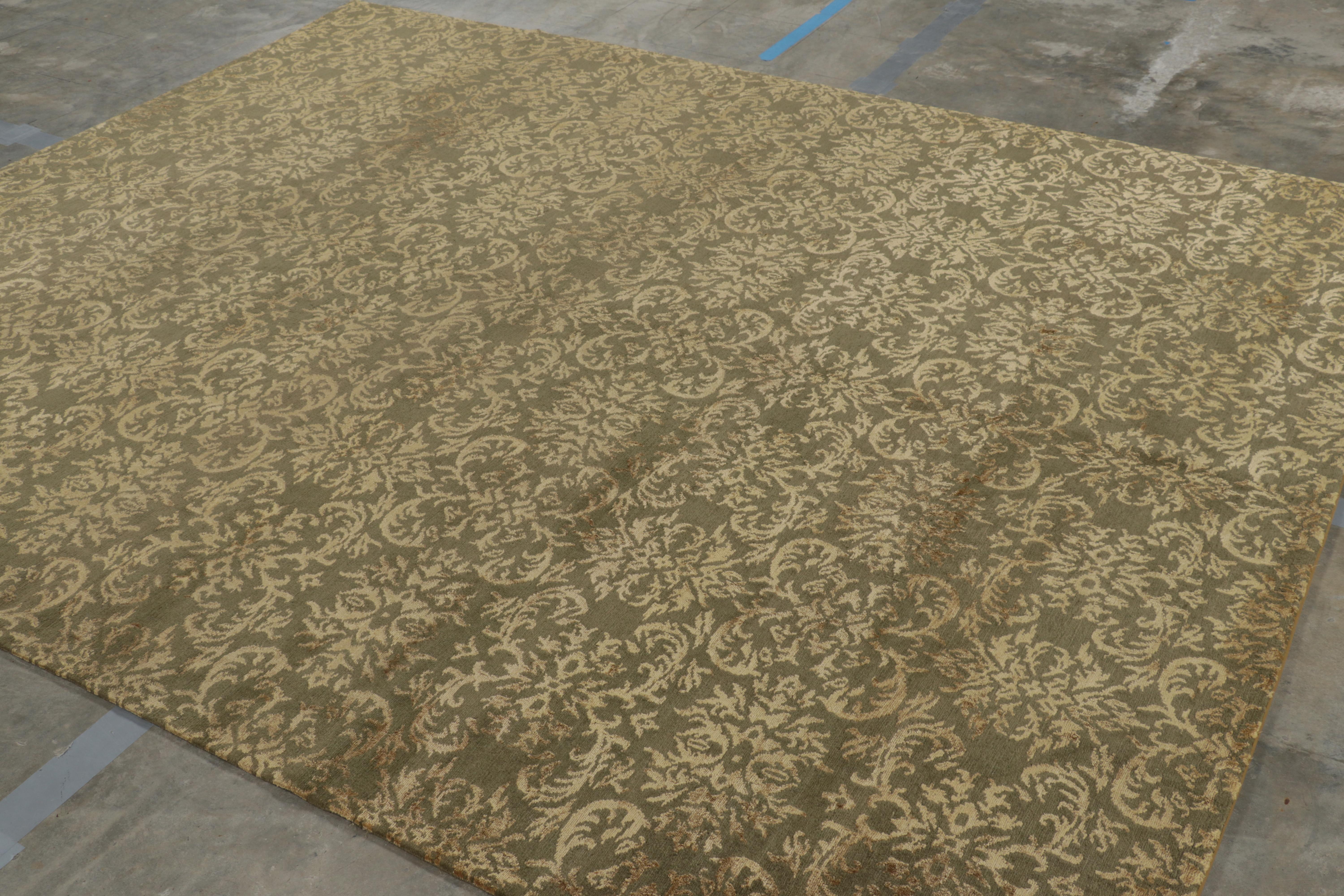 Indien Rug & Kilim's European Rug in Green with Arabesque Patterns in Beige-Cream Tones (Tapis européen en vert avec des motifs arabes dans les tons beige-crème) en vente