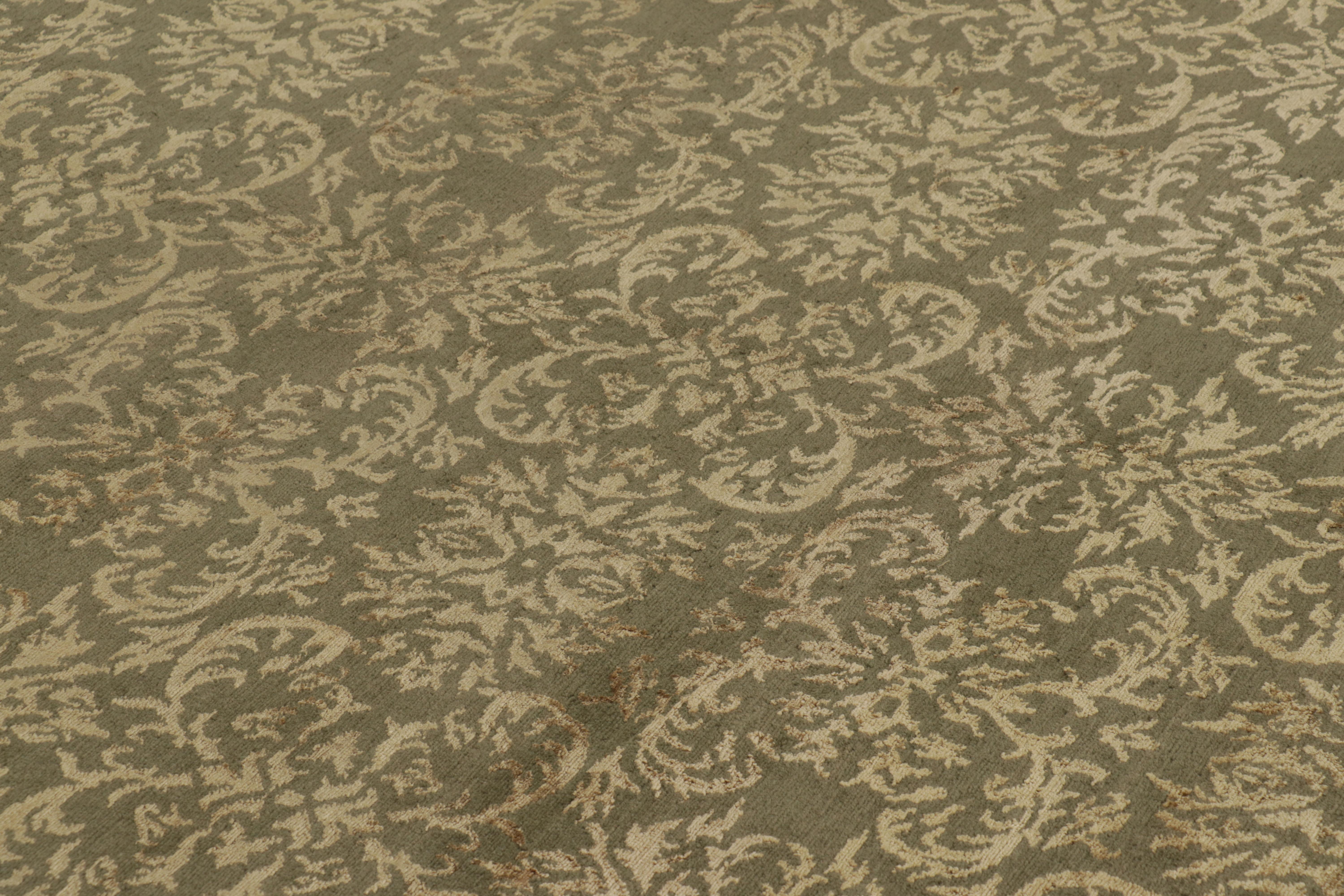 Noué à la main Rug & Kilim's European Rug in Green with Arabesque Patterns in Beige-Cream Tones (Tapis européen en vert avec des motifs arabes dans les tons beige-crème) en vente