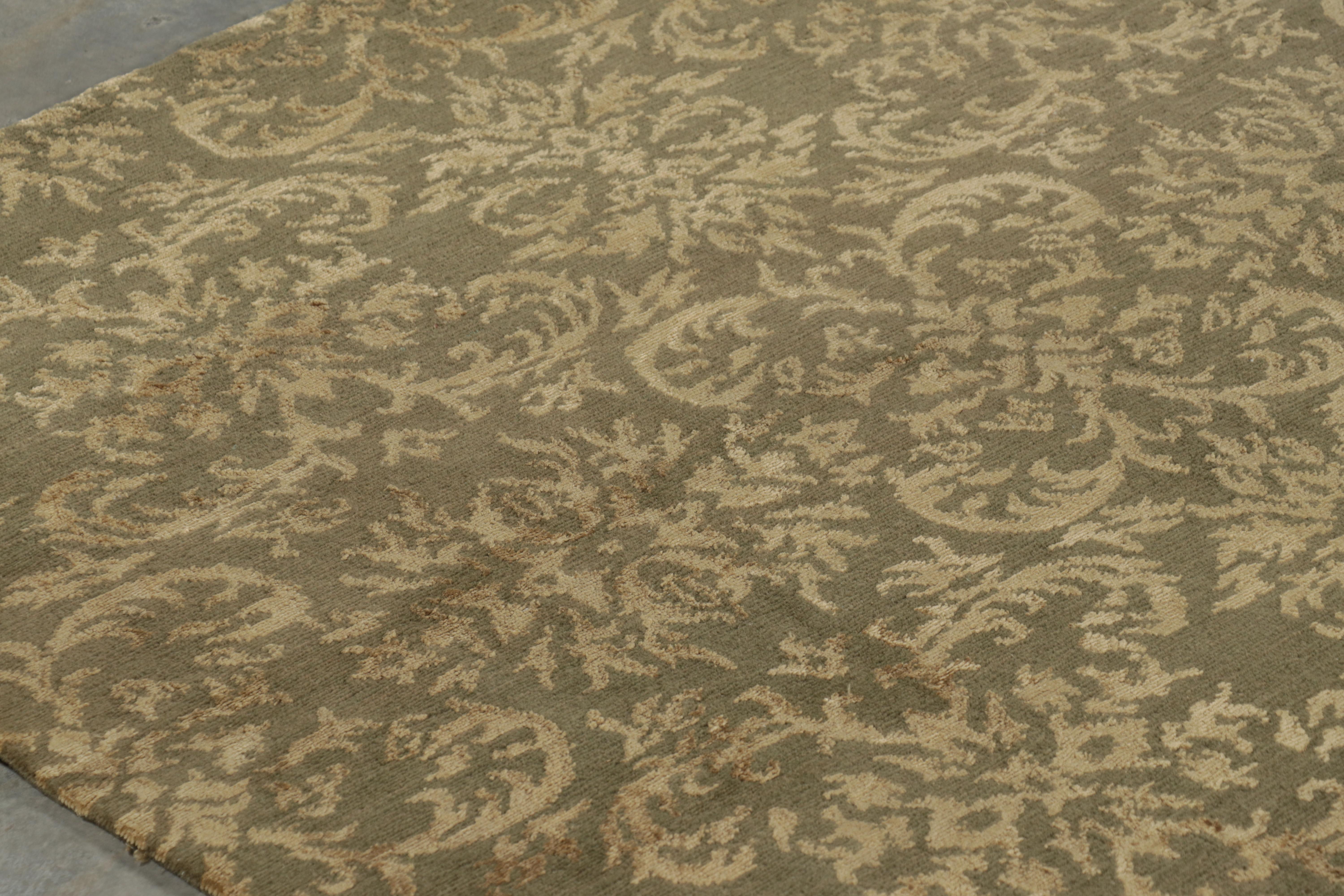 Rug & Kilim's europäischer Teppich in Grün mit arabesken Mustern in Beige-Creme-Tönen im Zustand „Neu“ im Angebot in Long Island City, NY