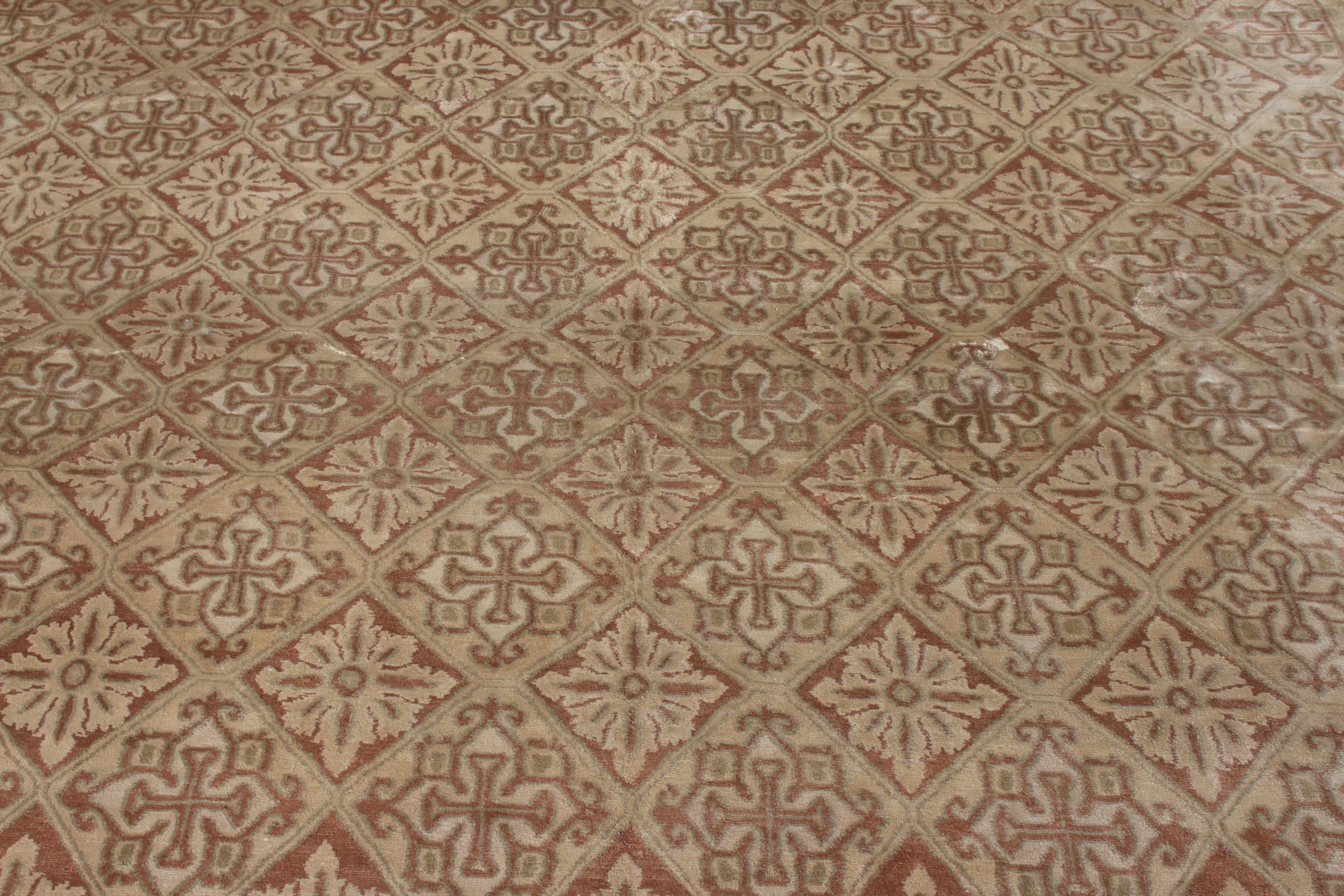 Noué à la main Rug & Kilim's European Style Art Deco Rug in Beige Brown Geometric Pattern (tapis de style européen Art déco à motif géométrique beige et brun) en vente