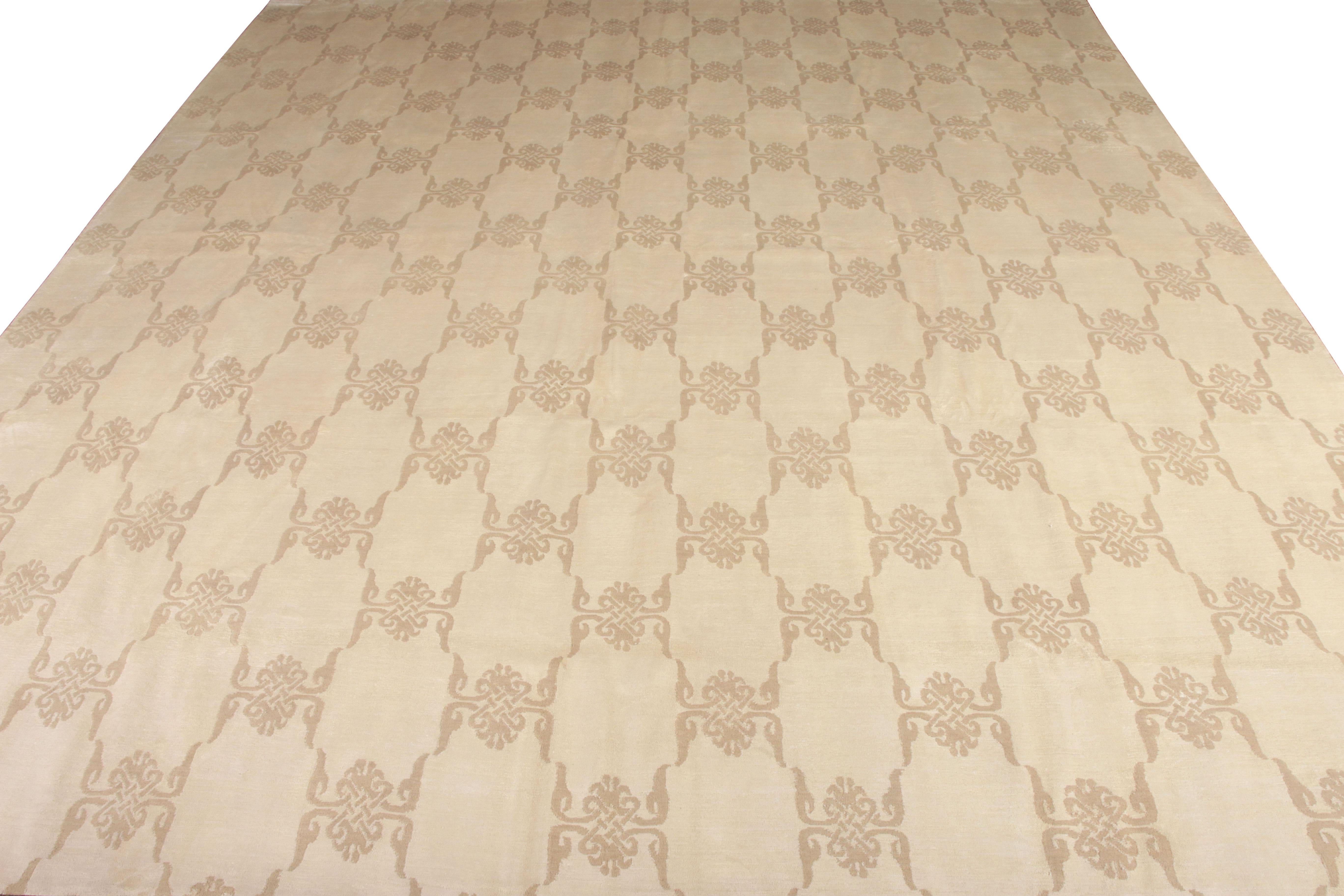 Noué à la main en soie, Rug & Kilim présente ce tapis personnalisé issu des sélections vénitiennes de sa collection européenne. Fabriqué sur une échelle gracieuse de 13 x 15, le tapis s'inspire de l'esthétique du milieu du siècle dernier tout en la