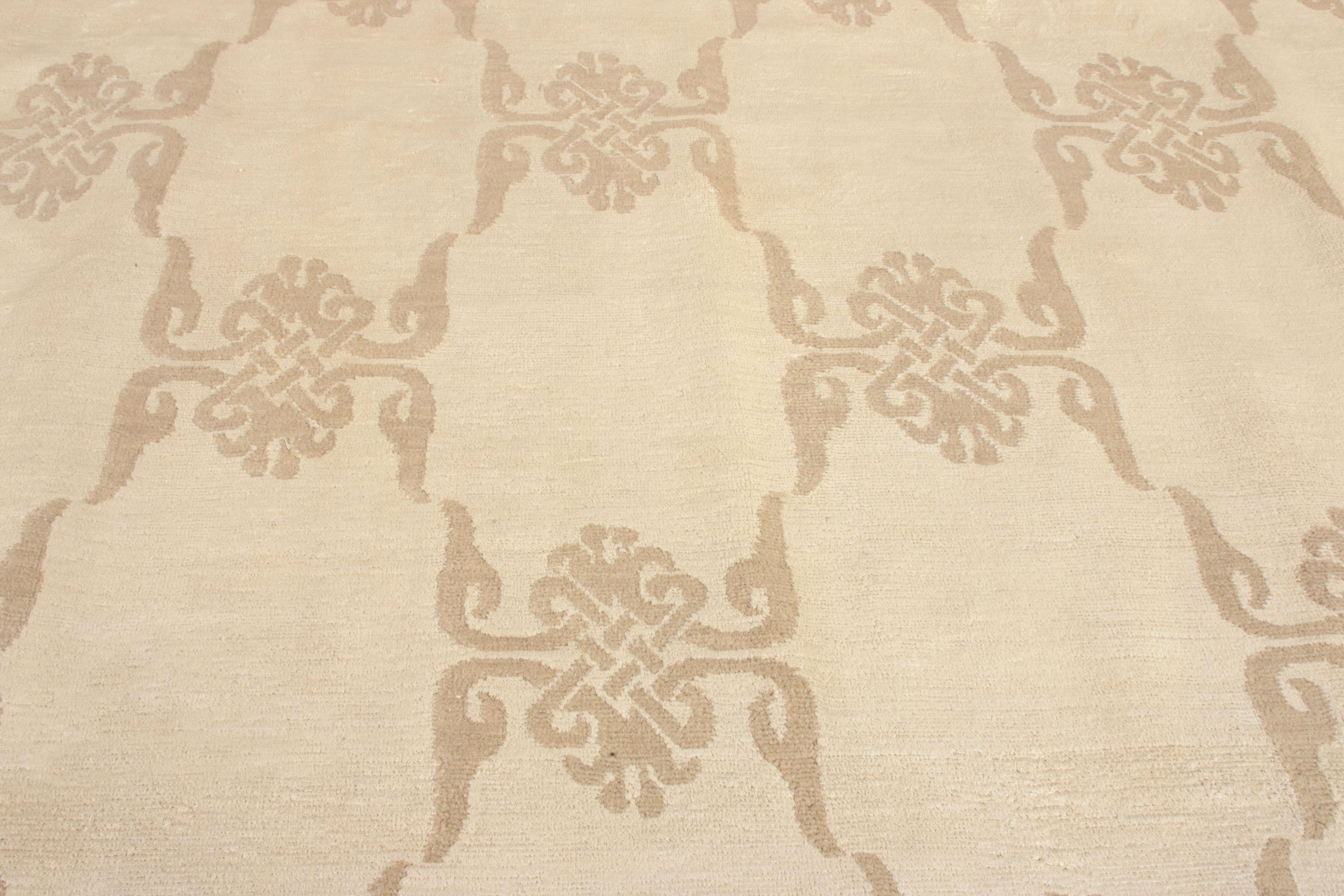 Teppich & Kilims European Style, maßgefertigter Teppich mit geometrischem Muster in Beigebraun (Nepalesisch) im Angebot