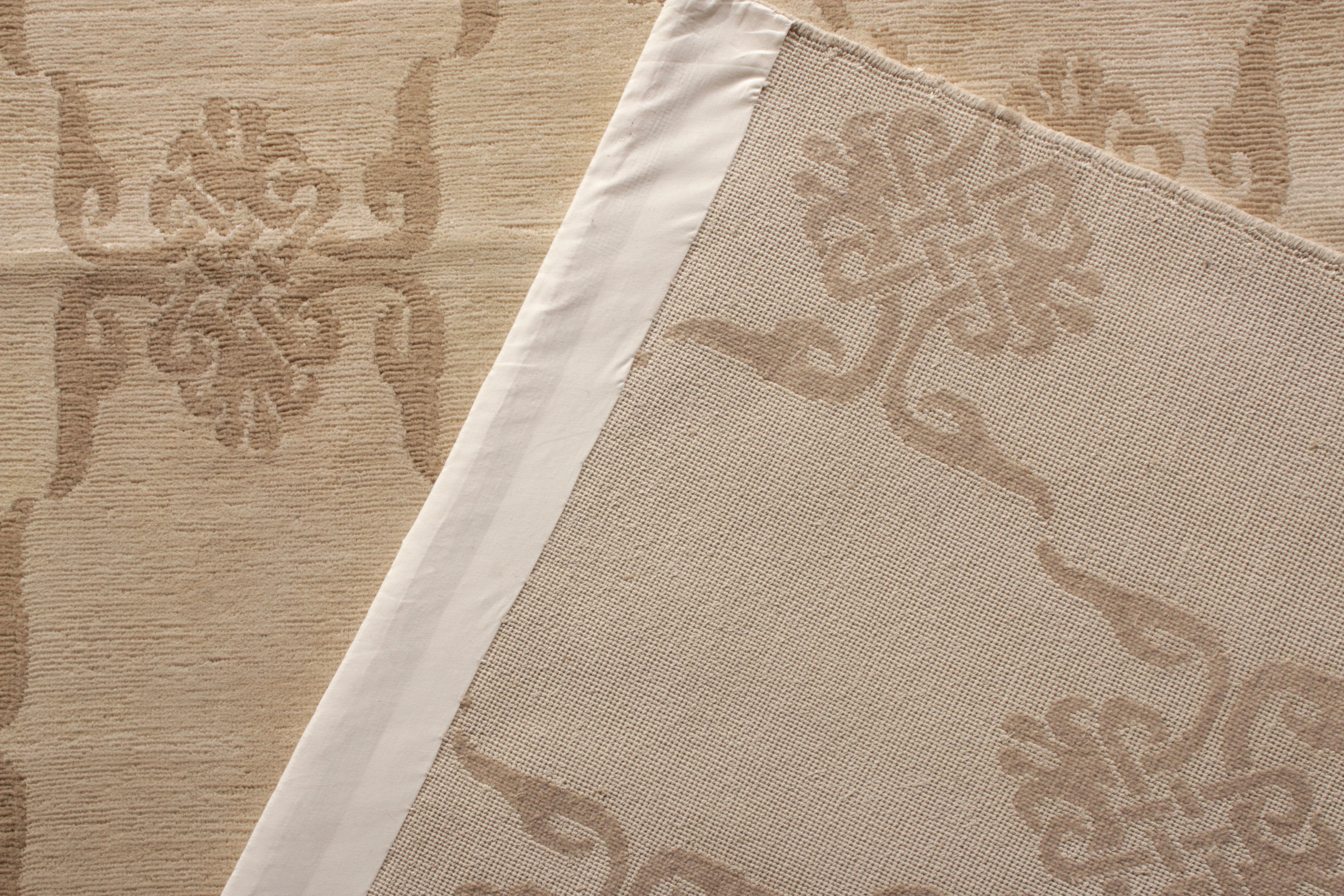 Teppich & Kilims European Style, maßgefertigter Teppich mit geometrischem Muster in Beigebraun (Handgeknüpft) im Angebot