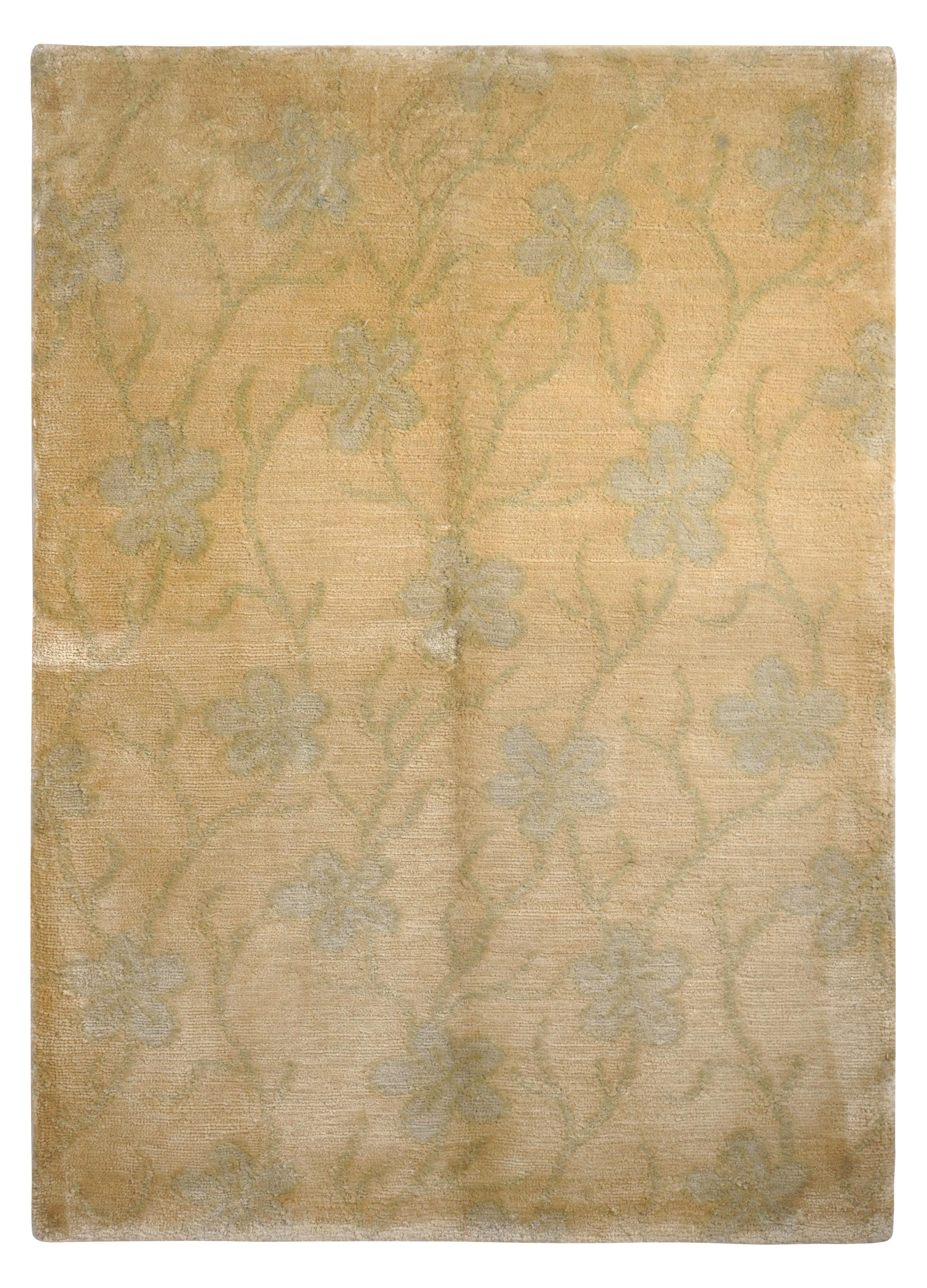 Moderno Campione di tappeto personalizzato in stile europeo di Rug & Kilim, oro con motivi floreali blu in vendita