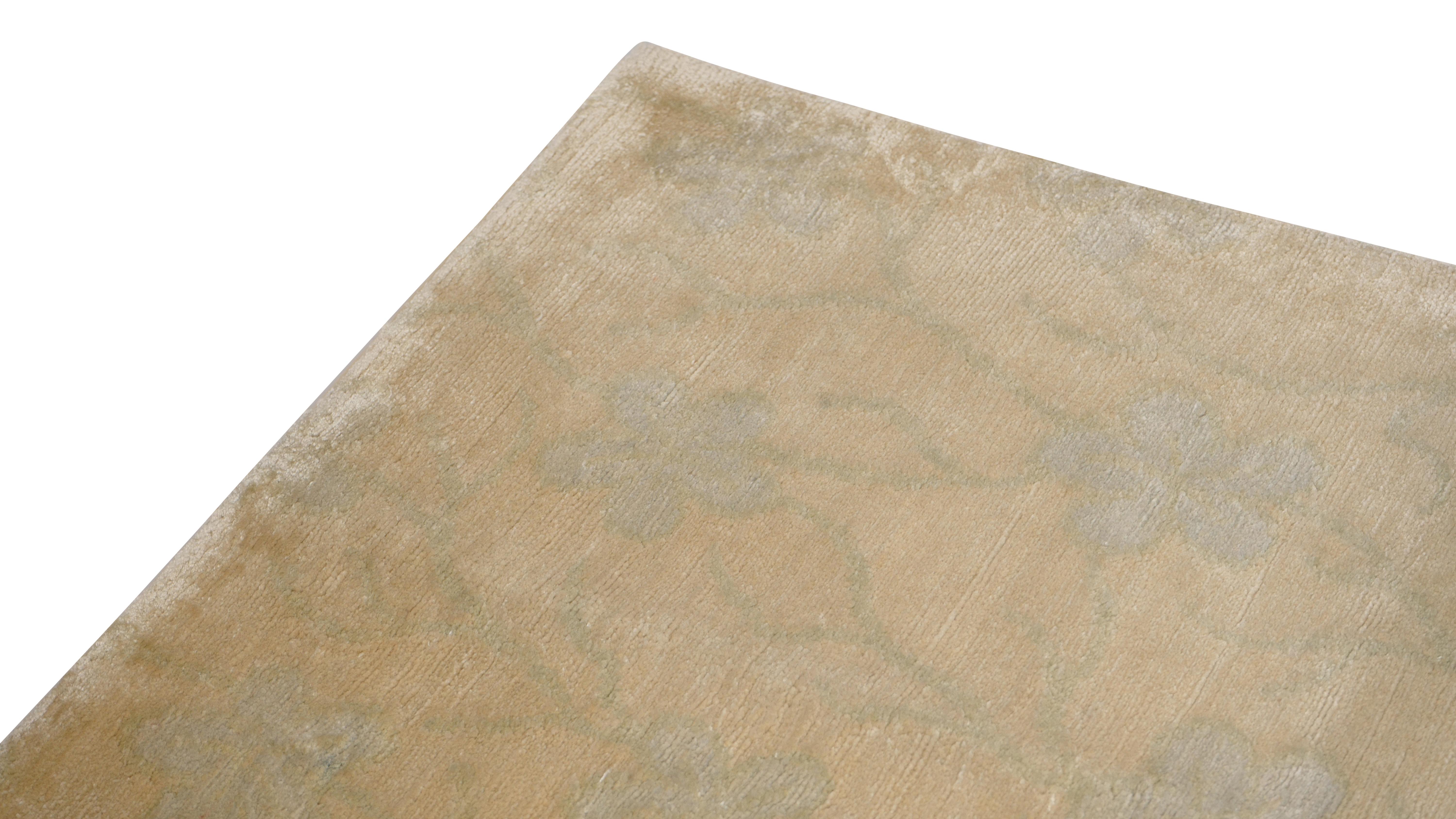 Nepalese Campione di tappeto personalizzato in stile europeo di Rug & Kilim, oro con motivi floreali blu in vendita