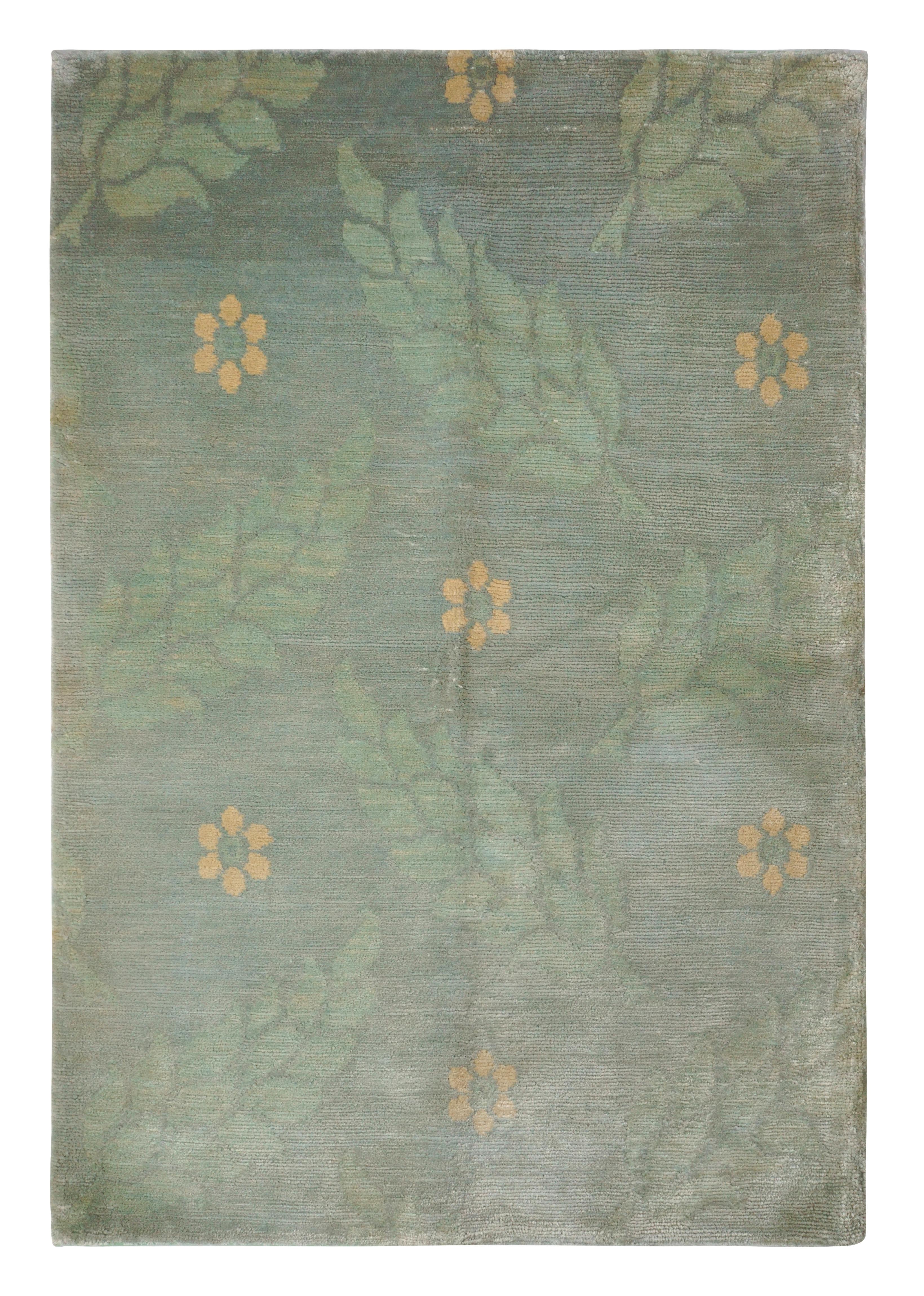 Muestra de alfombra personalizada de estilo europeo Rug & Kilim, gris plateado con motivos florales Moderno en venta