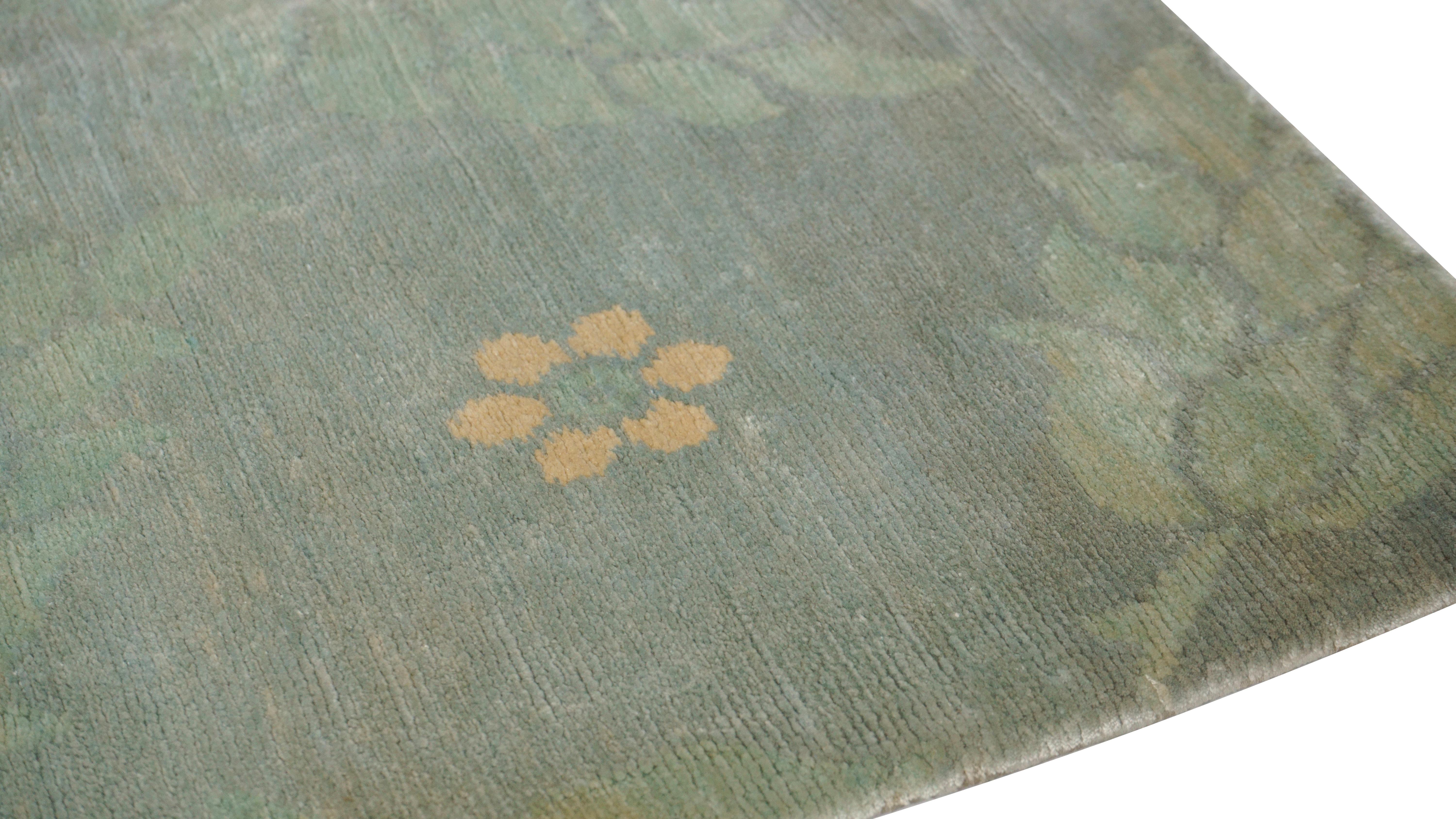 Muestra de alfombra personalizada de estilo europeo Rug & Kilim, gris plateado con motivos florales Nepalés en venta