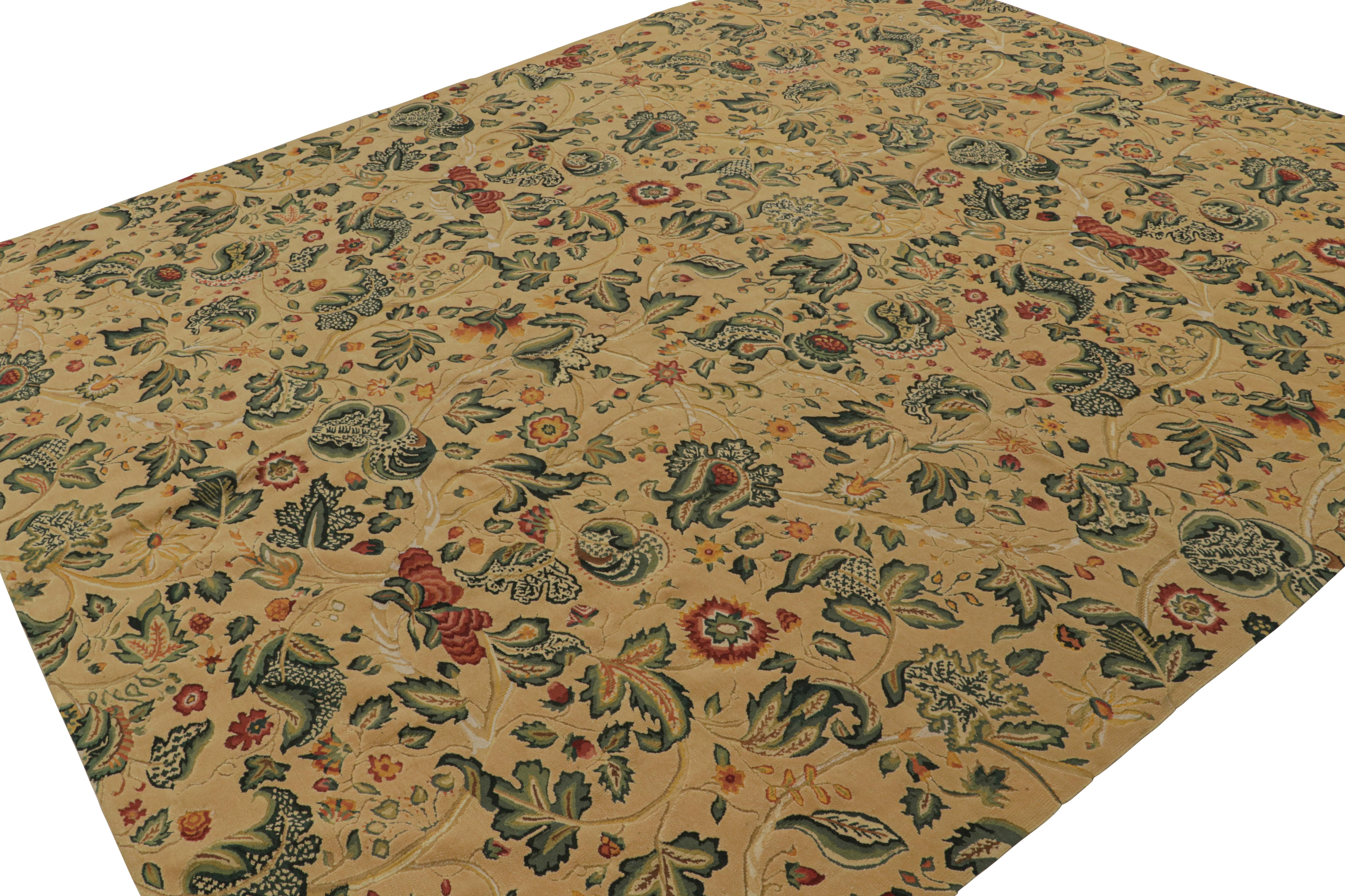 Dieser 10x11 große europäische Flachgewebe-Teppich aus Wolle wurde von englischen Tudor-Teppichen und Wandteppichen aus dem 18. Jahrhundert inspiriert. Das Design besteht aus floralen Mustern in Grün, Rot, Gold und blaugrünen Akzenten auf dem