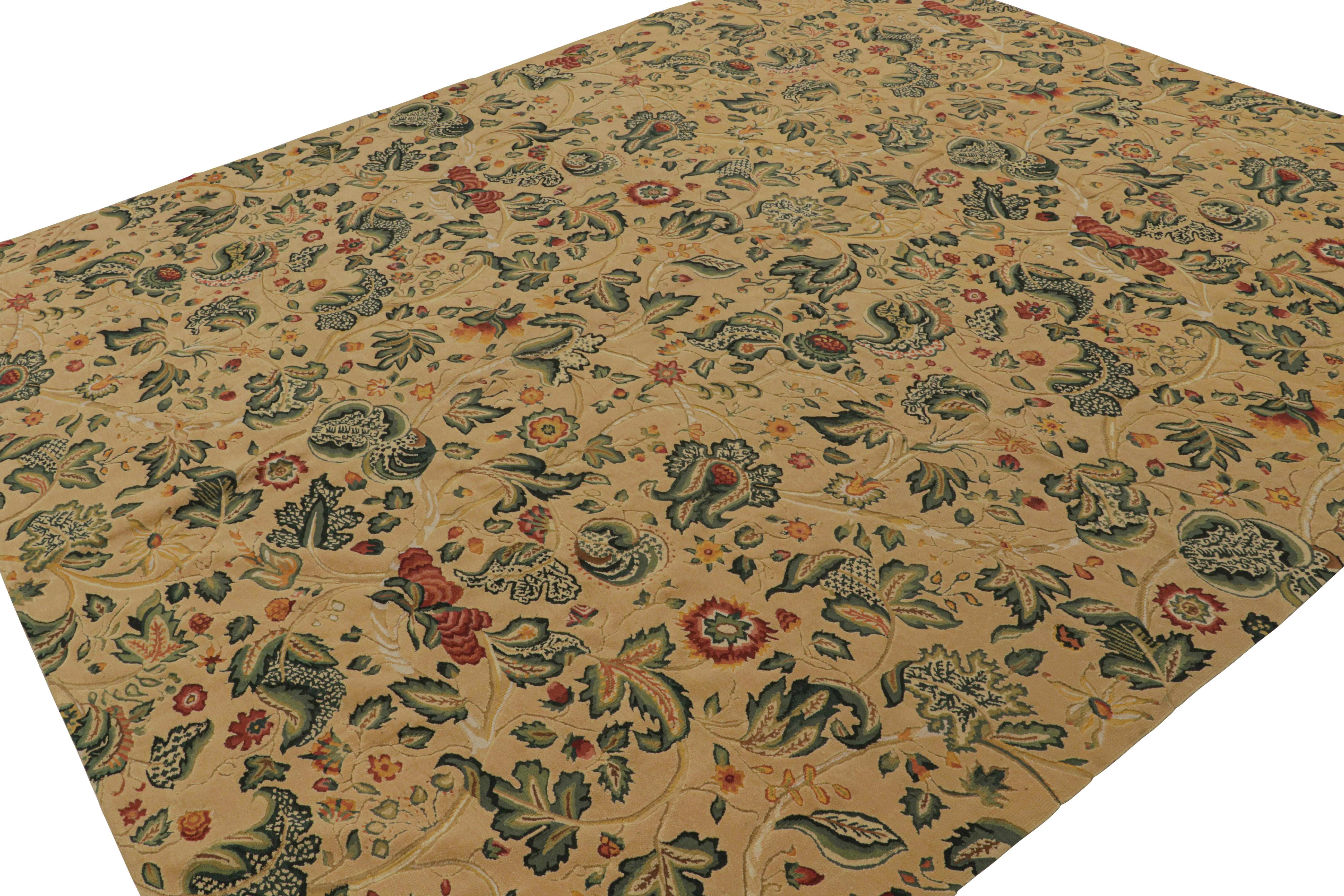 Tissé à la main en laine, ce tapis européen 10x11 à armure plate s'inspire des tapis et tapisseries Tudor anglaises du XVIIIe siècle. Le dessin présente des motifs floraux en vert, rouge, or et sarcelle sur l'ensemble du champ. 

Sur le design :
