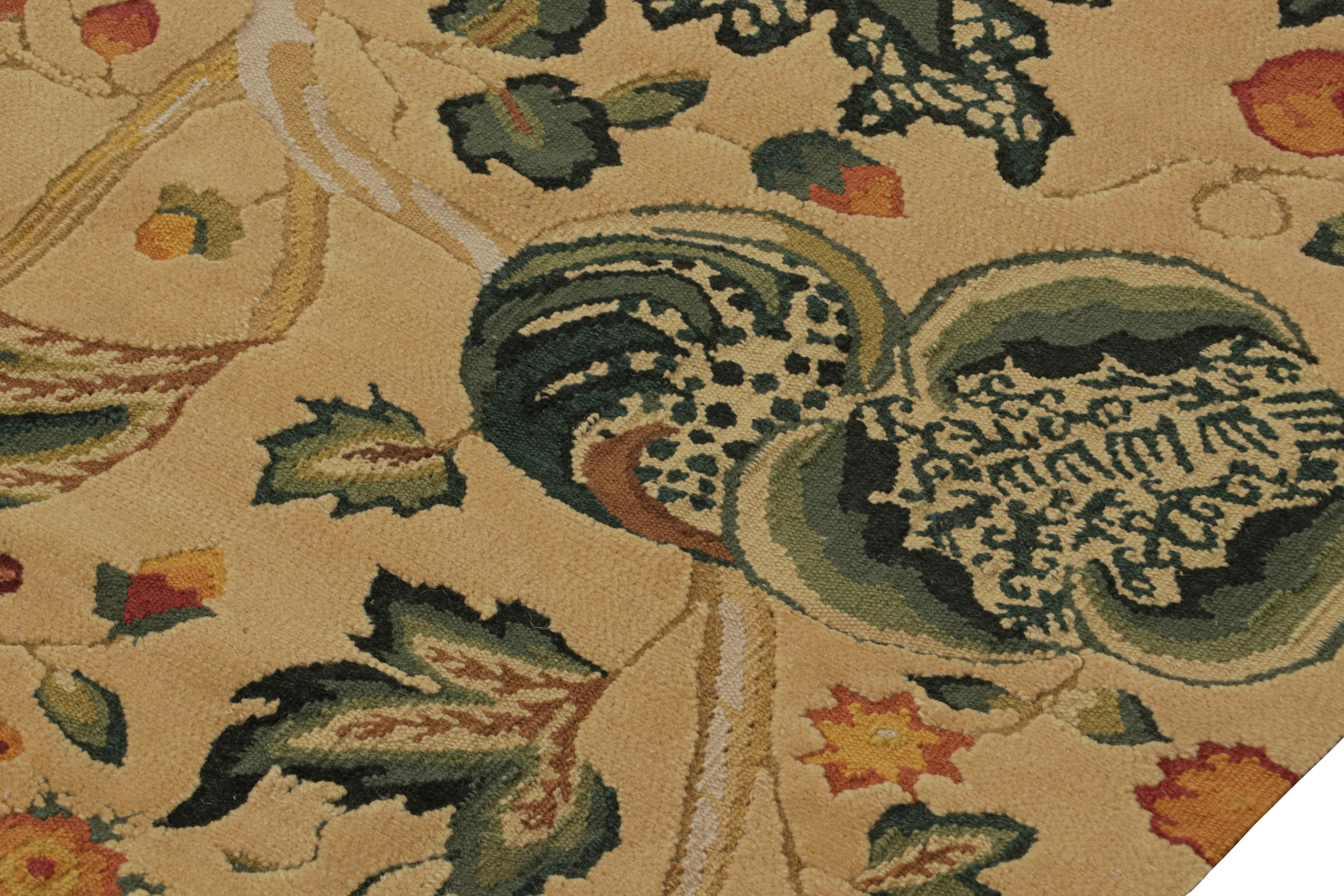 Rug & Kilim's Flachgewebe-Teppich in Creme mit Blumenmuster 'Tudor' im europäischen Stil im Zustand „Neu“ im Angebot in Long Island City, NY