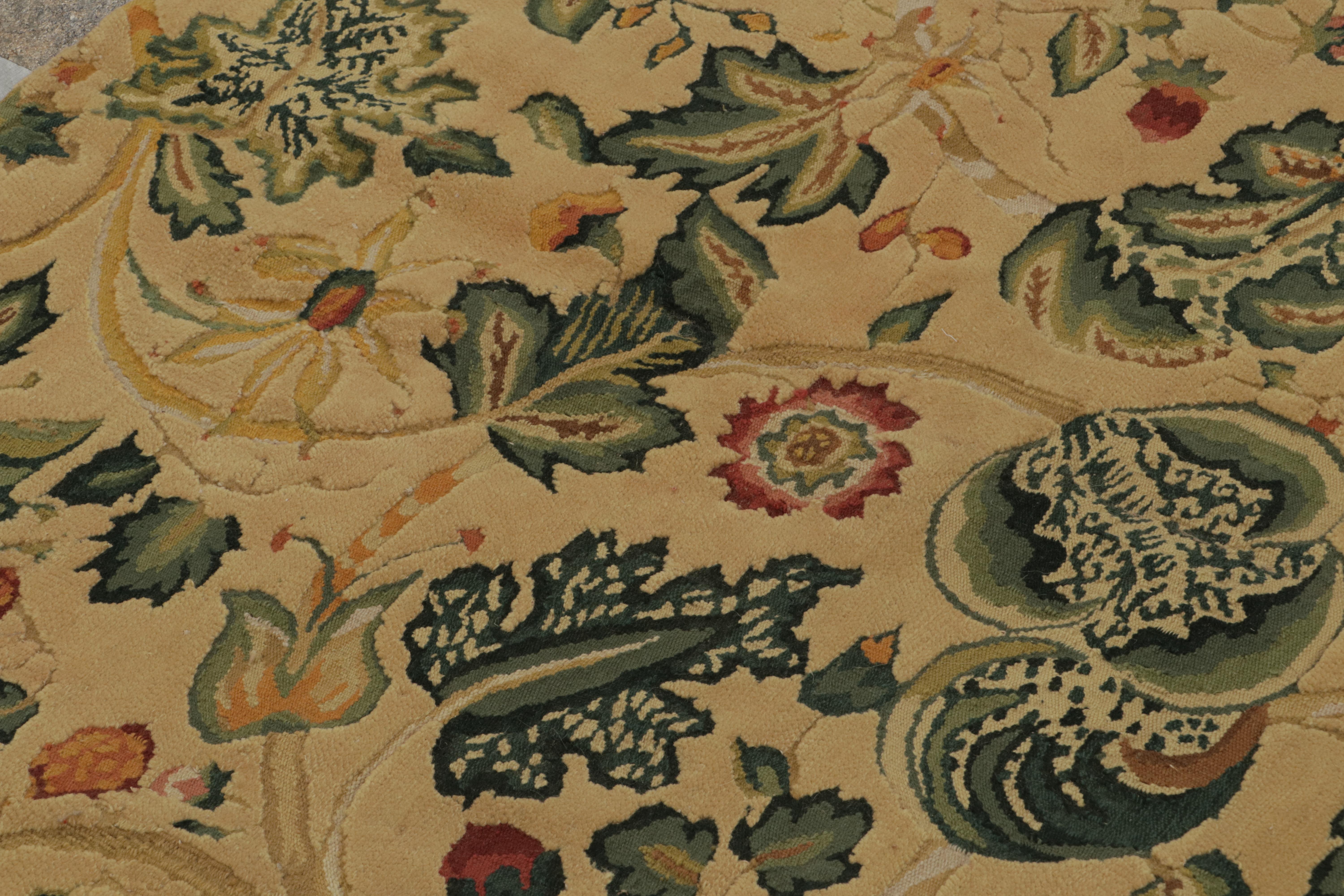 Rug & Kilim's Flachgewebe-Teppich in Creme mit Blumenmuster 'Tudor' im europäischen Stil (21. Jahrhundert und zeitgenössisch) im Angebot