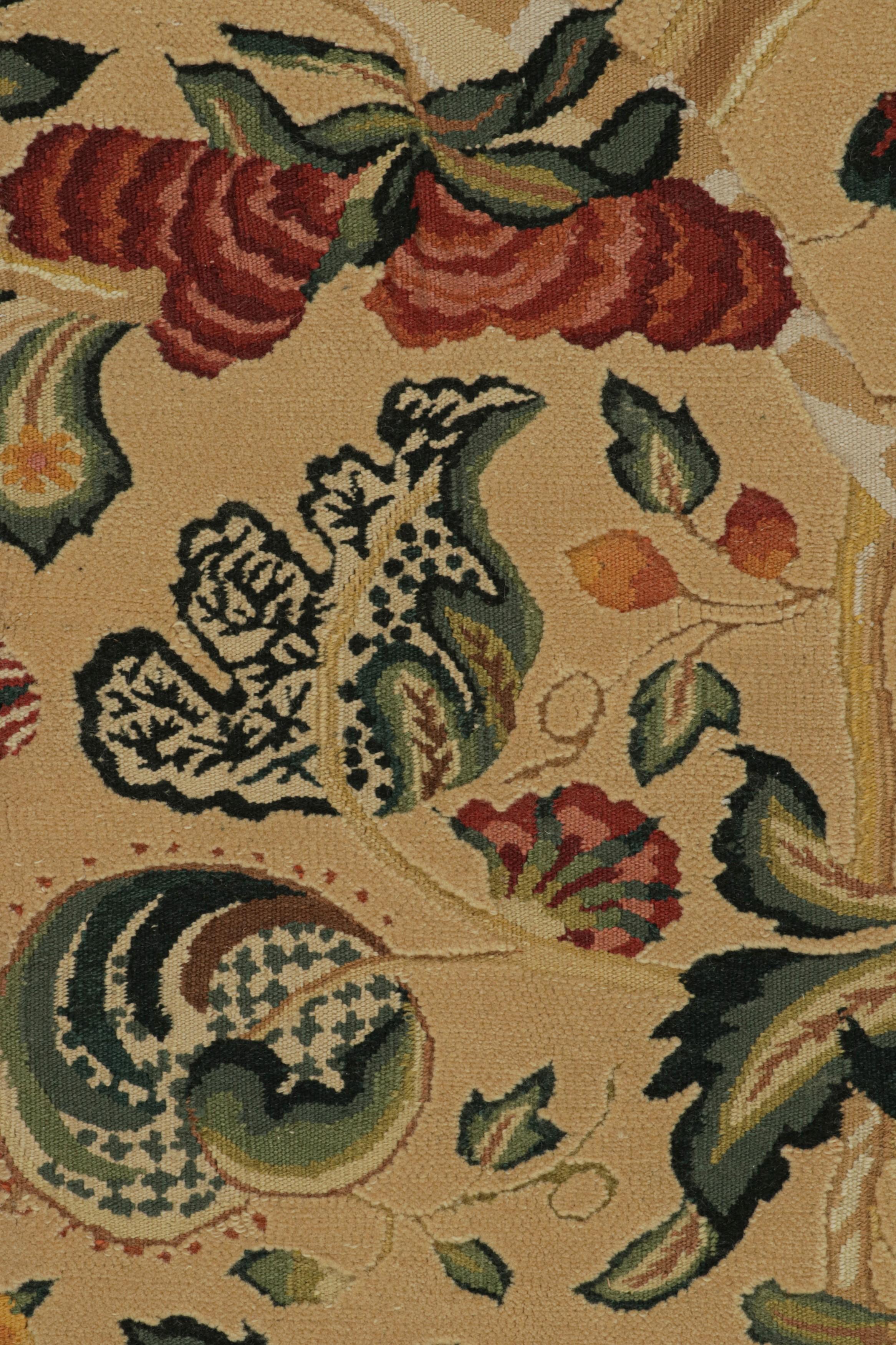 Rug & Kilim's Flachgewebe-Teppich in Creme mit Blumenmuster 'Tudor' im europäischen Stil (21. Jahrhundert und zeitgenössisch) im Angebot