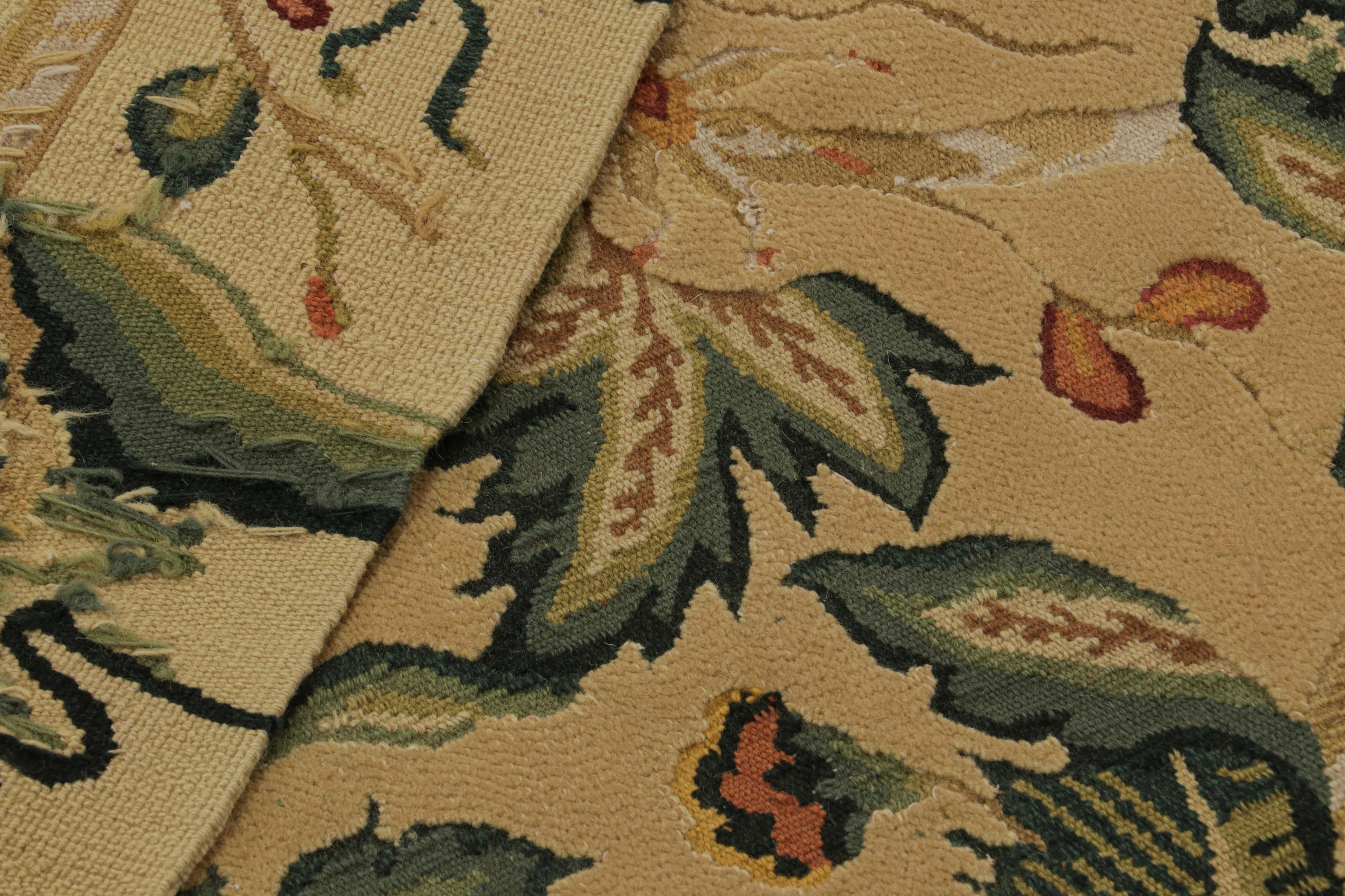 Rug & Kilim's Flachgewebe-Teppich in Creme mit Blumenmuster 'Tudor' im europäischen Stil (Wolle) im Angebot