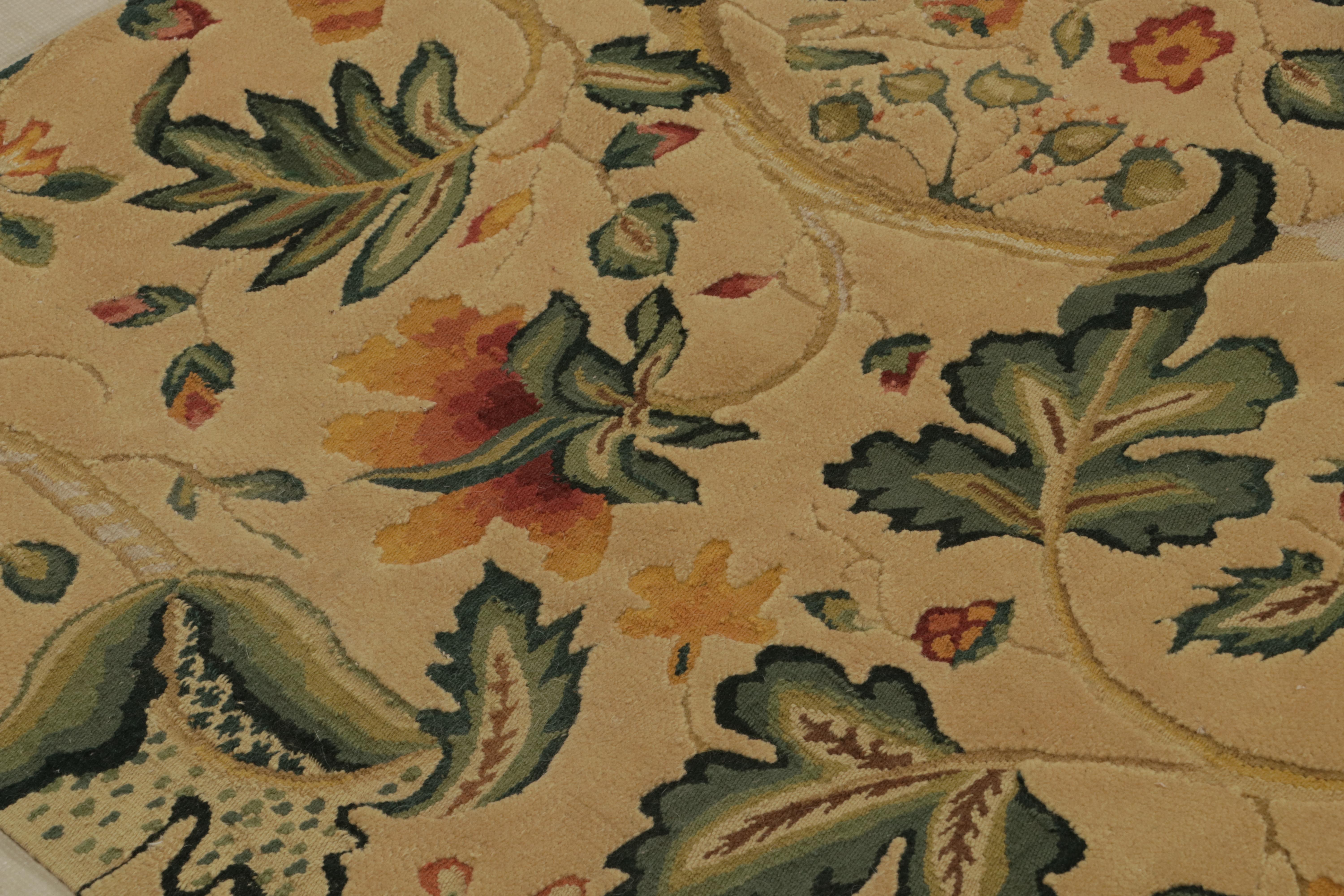 Rug & Kilim's Flachgewebe-Teppich in Creme mit Blumenmuster 'Tudor' im europäischen Stil (Wolle) im Angebot