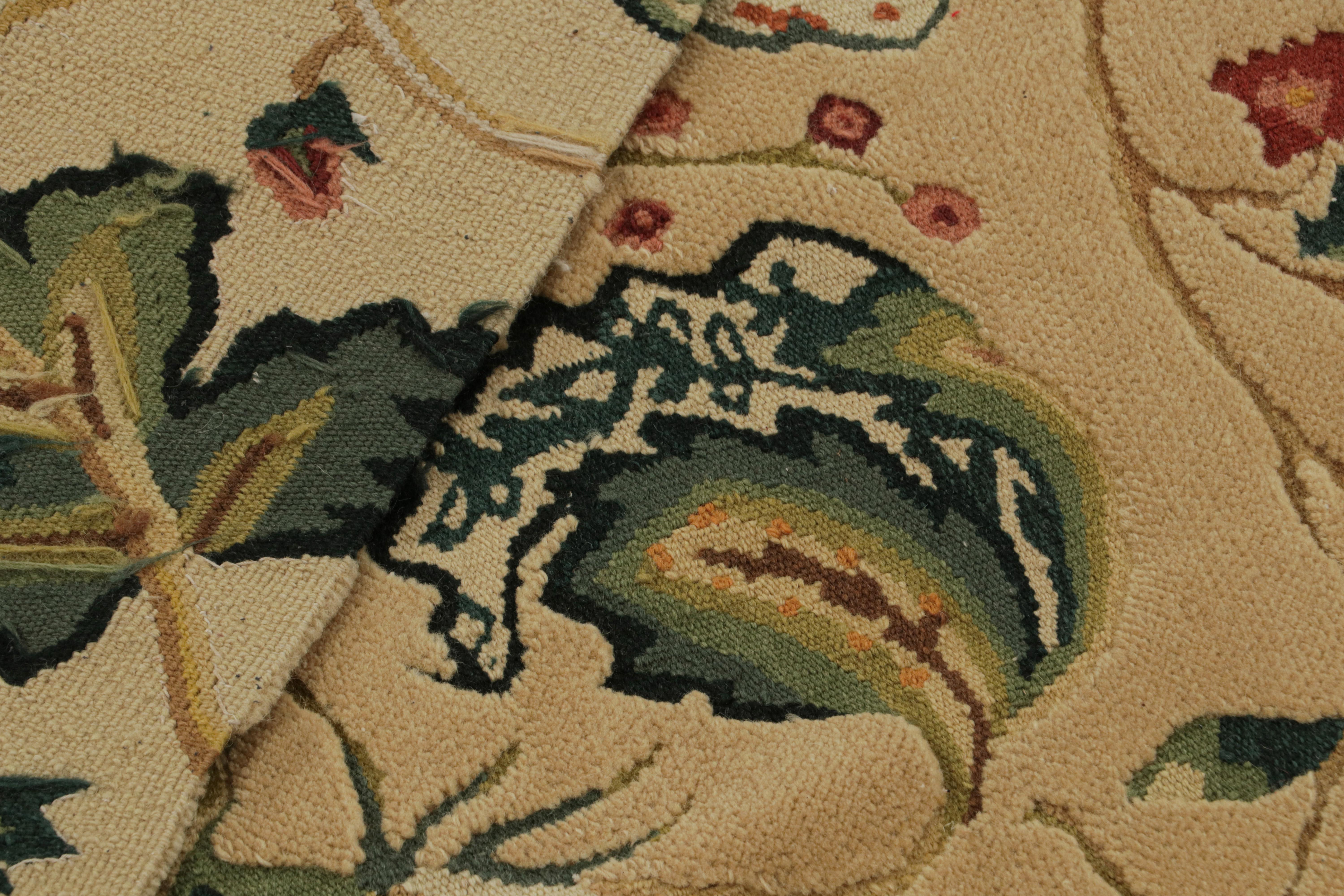 Rug & Kilim's Flachgewebe-Teppich in Creme mit Blumenmuster 'Tudor' im europäischen Stil (Wolle) im Angebot