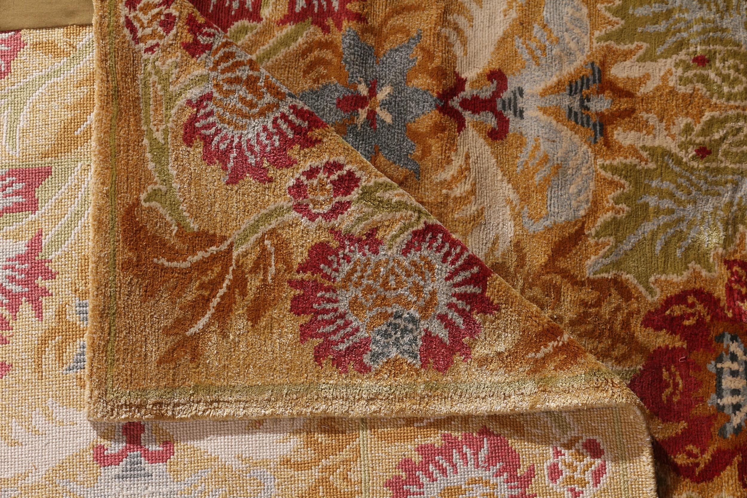 Teppich & Kelim-Teppich im europäischen Stil, geblümter Teppich aus goldroter Wolle und Seide im Zustand „Hervorragend“ im Angebot in Long Island City, NY