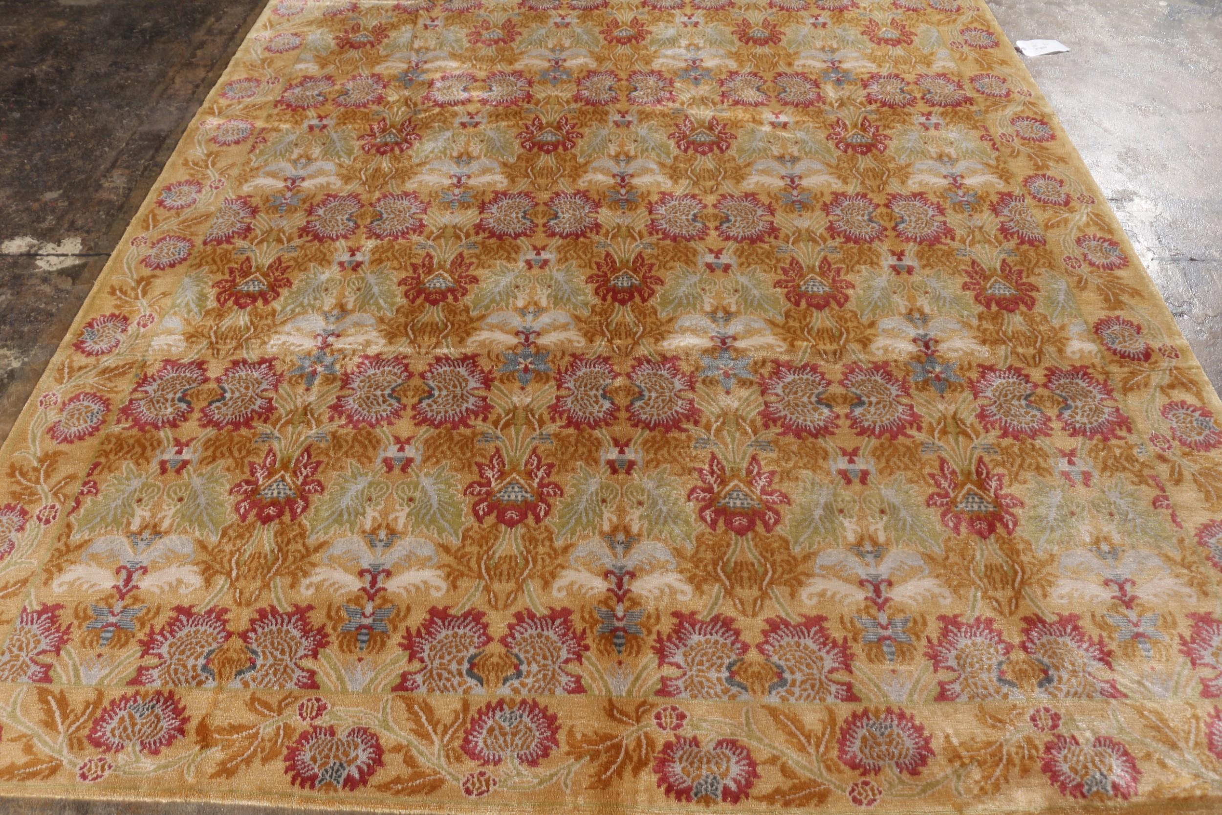 Rug & Kilims Blumenteppich im europäischen Stil Goldrote Wolle und Seide (21. Jahrhundert und zeitgenössisch) im Angebot