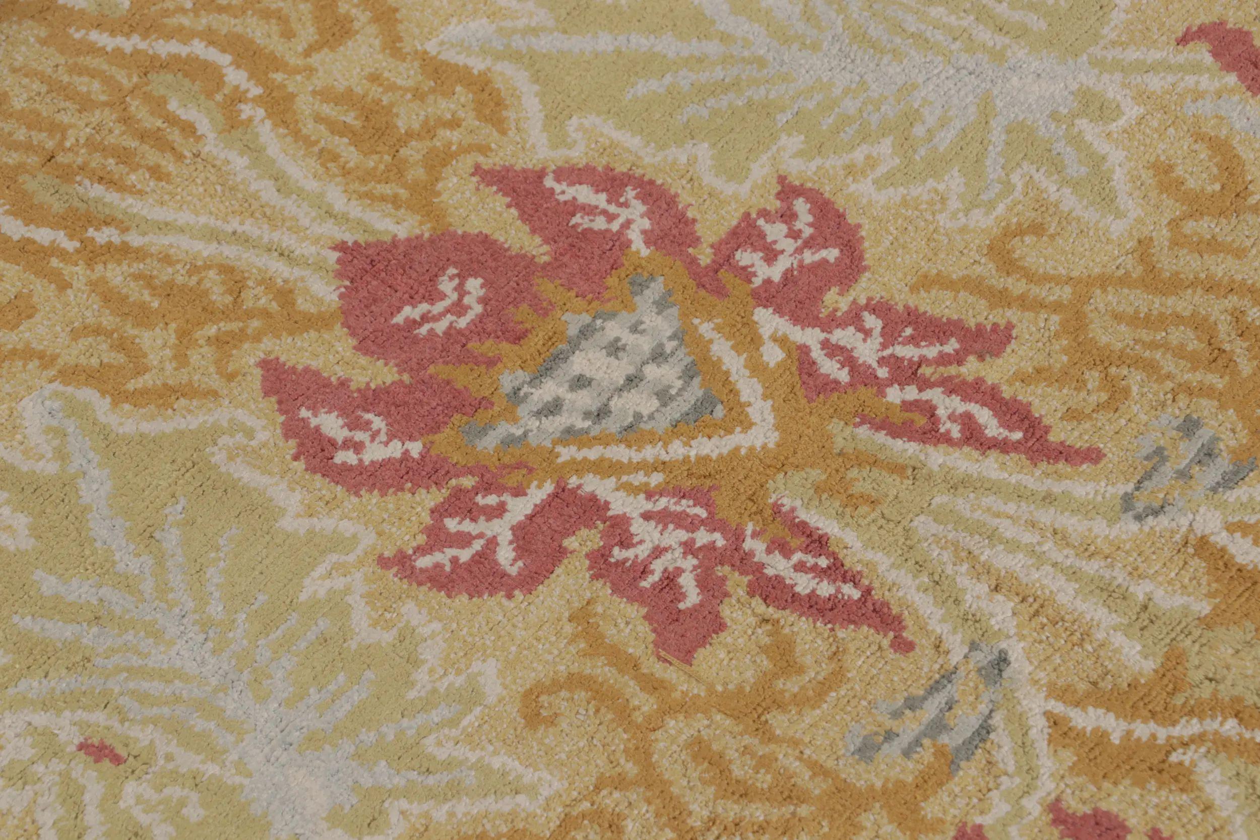 Teppich & Kelim's European Style Floral Teppich in Gold und Rot All-Over-Muster (21. Jahrhundert und zeitgenössisch) im Angebot