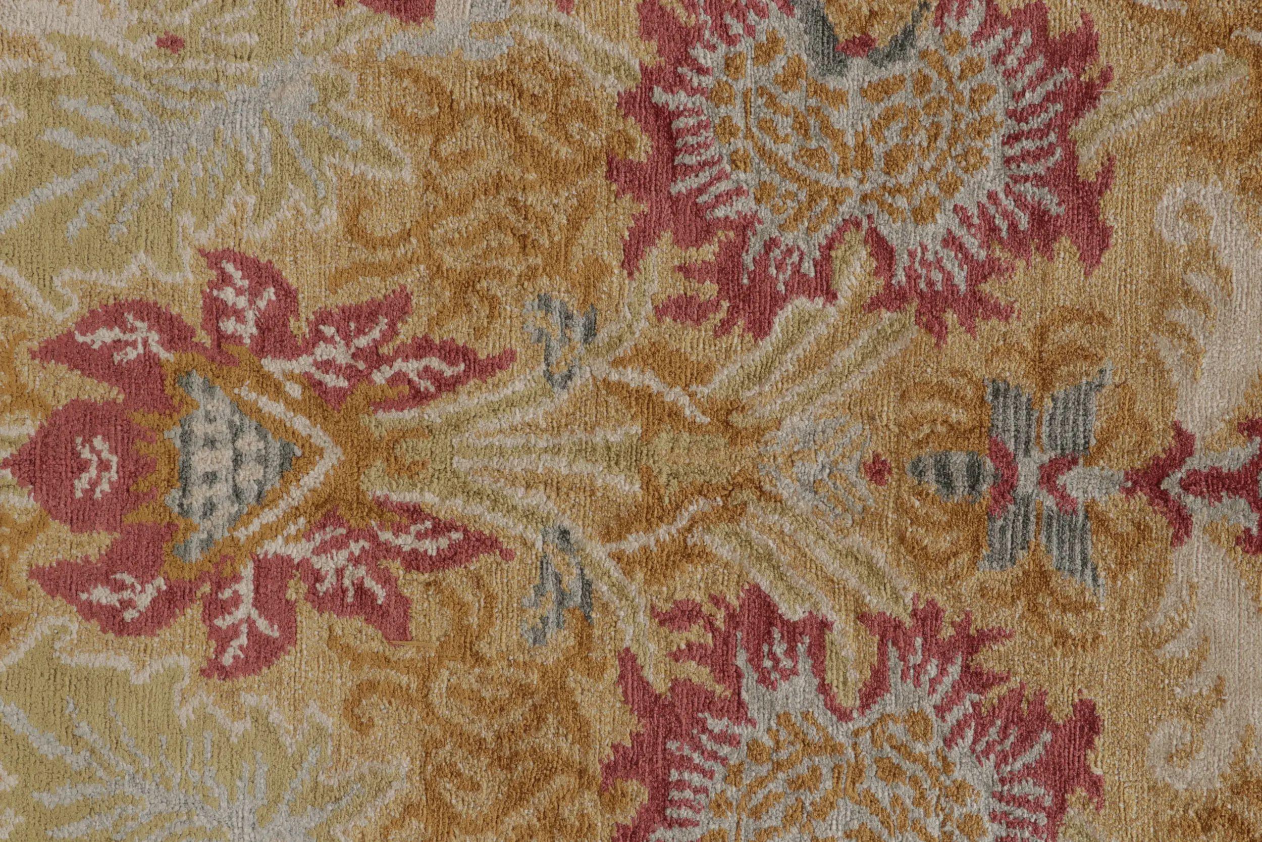 Teppich & Kelim's European Style Floral Teppich in Gold und Rot All-Over-Muster im Angebot 1