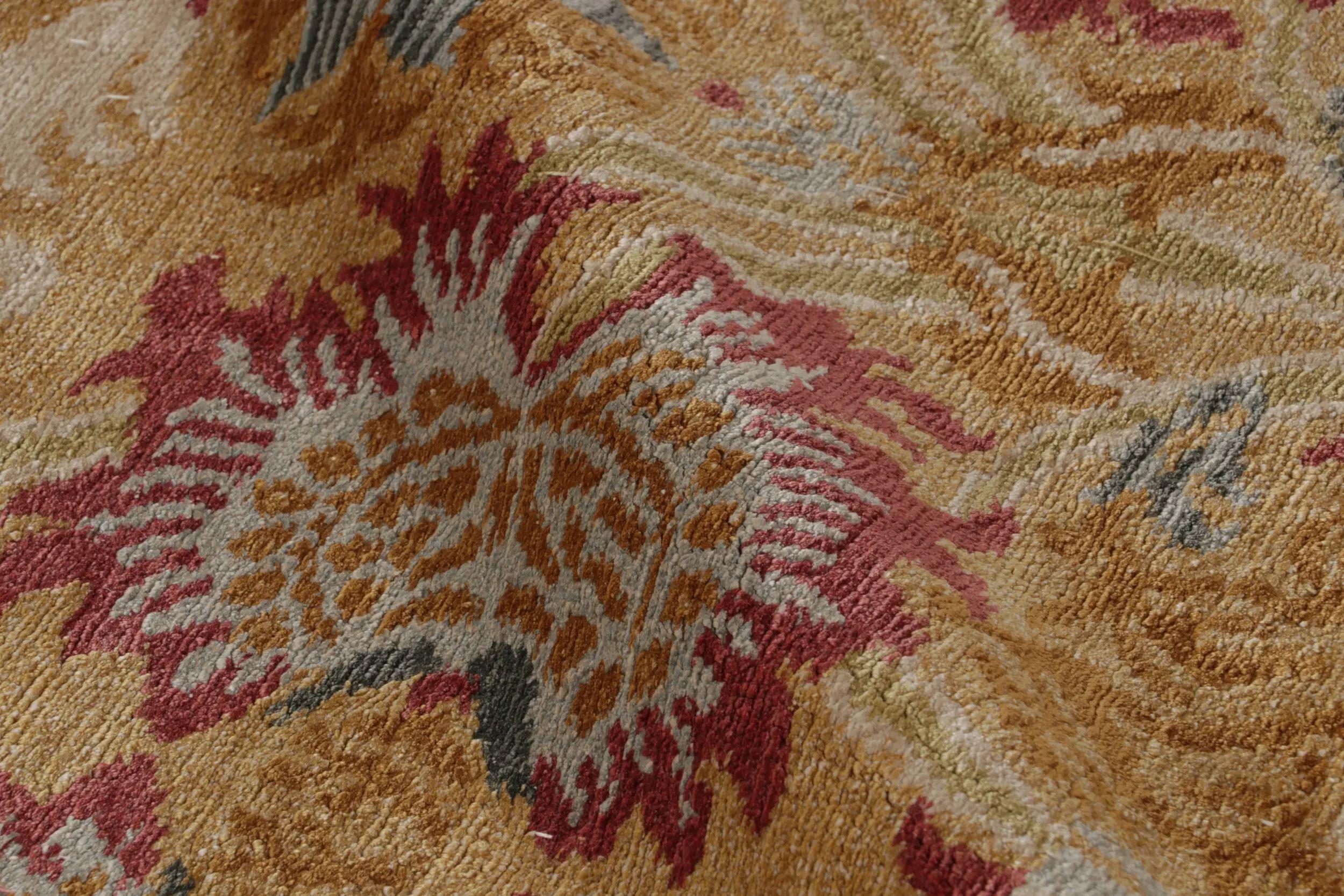 Rug & Kilim's europäischer Floralteppich in Gold und Rot mit All-Over-Muster im Angebot 2