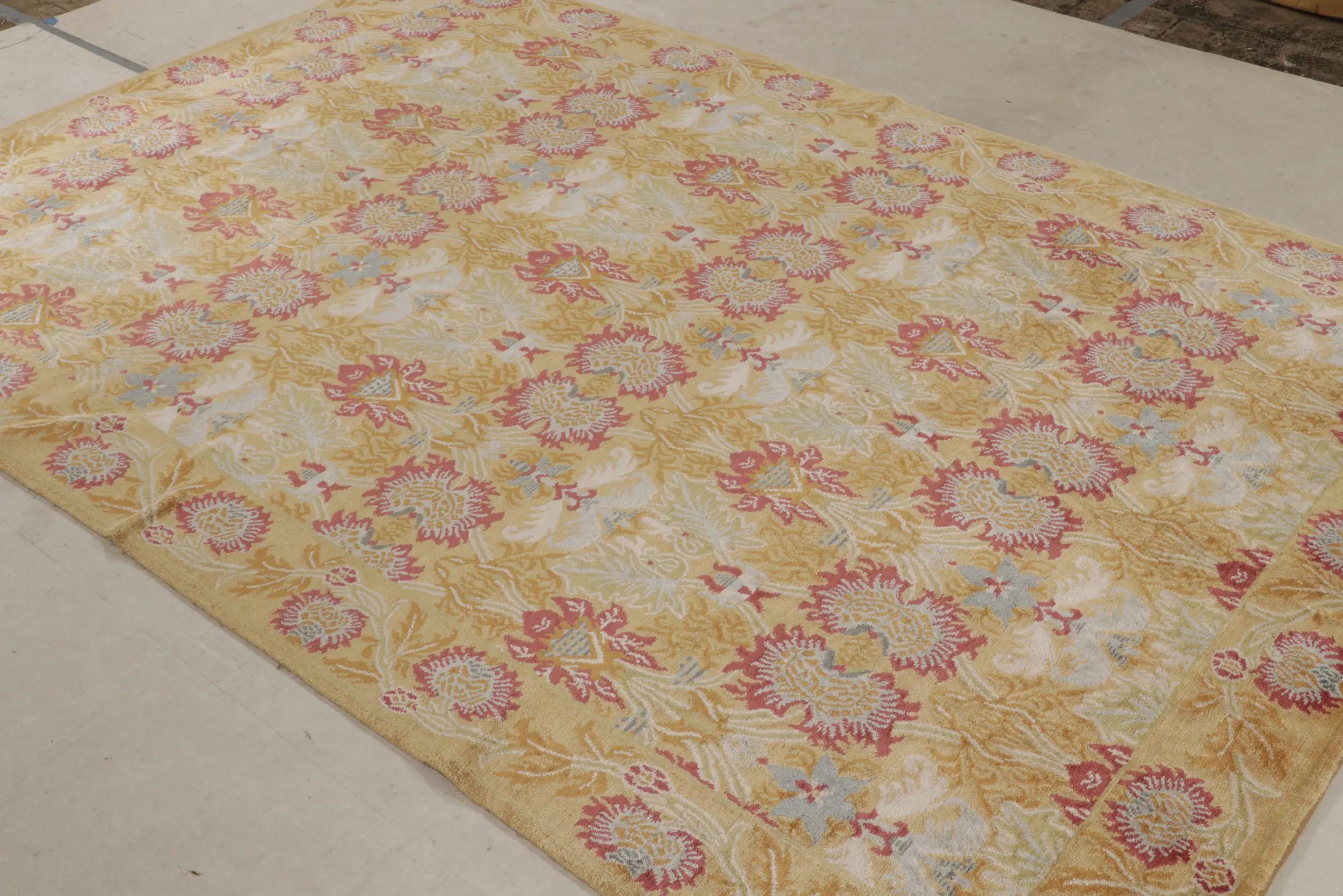 Teppich & Kelim's European Style Floral Teppich in Gold und Rot All-Over-Muster (Art déco) im Angebot