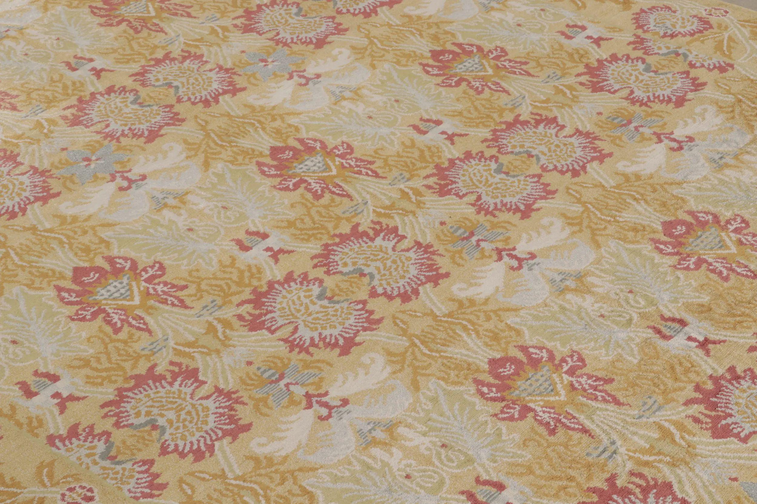 Rug & Kilim's europäischer Floralteppich in Gold und Rot mit All-Over-Muster (Nepalesisch) im Angebot
