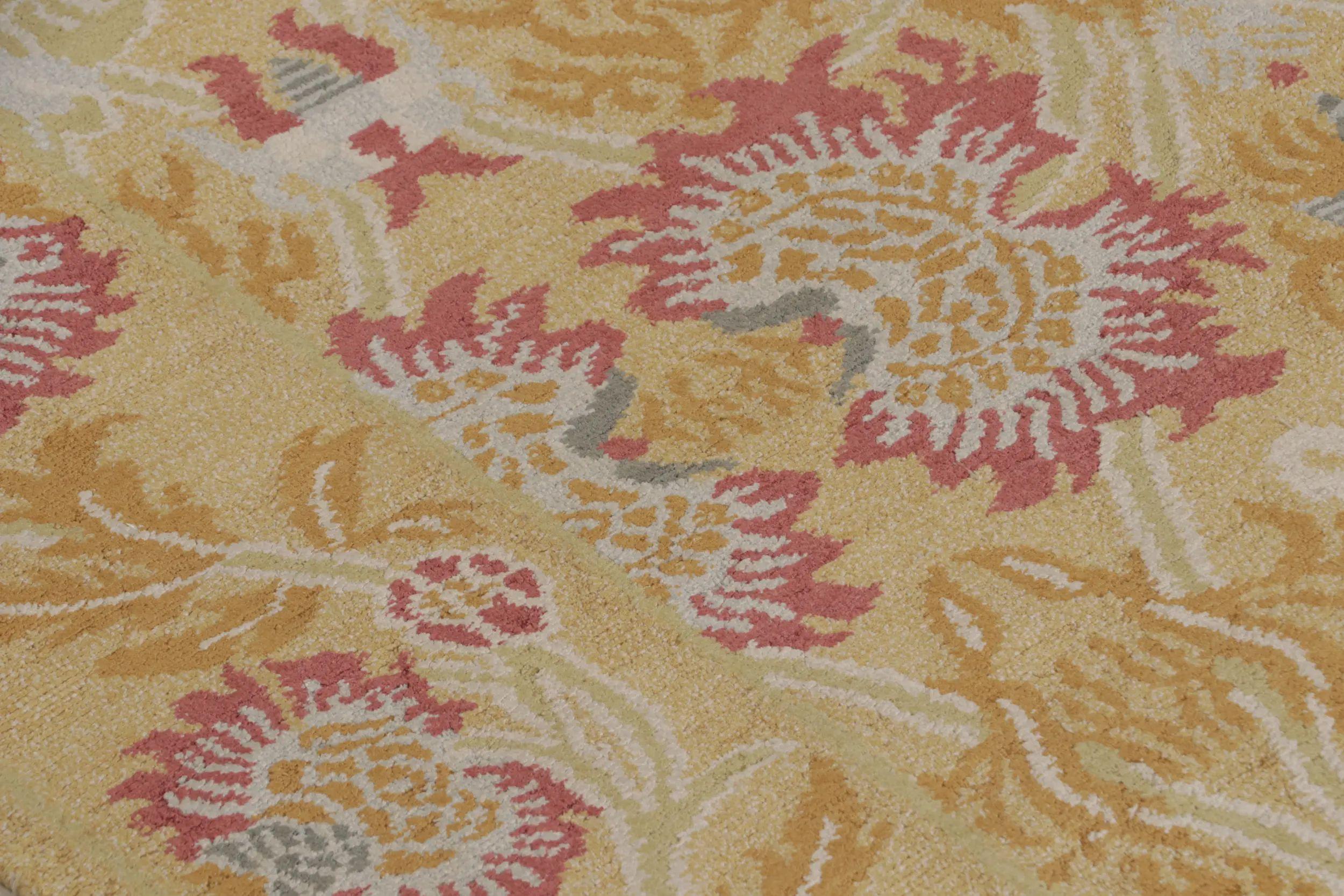 Rug & Kilim's europäischer Floralteppich in Gold und Rot mit All-Over-Muster im Zustand „Neu“ im Angebot in Long Island City, NY
