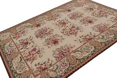 Rug & Kilim's European Style Needlepoint Rug in Beige with Floral Patterns (Tapis à l'aiguille de style européen en beige avec des motifs floraux)