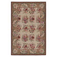 Rug & Kilim's European Style Needlepoint Rug in Beige with Floral Patterns (Tapis à l'aiguille de style européen en beige avec des motifs floraux)