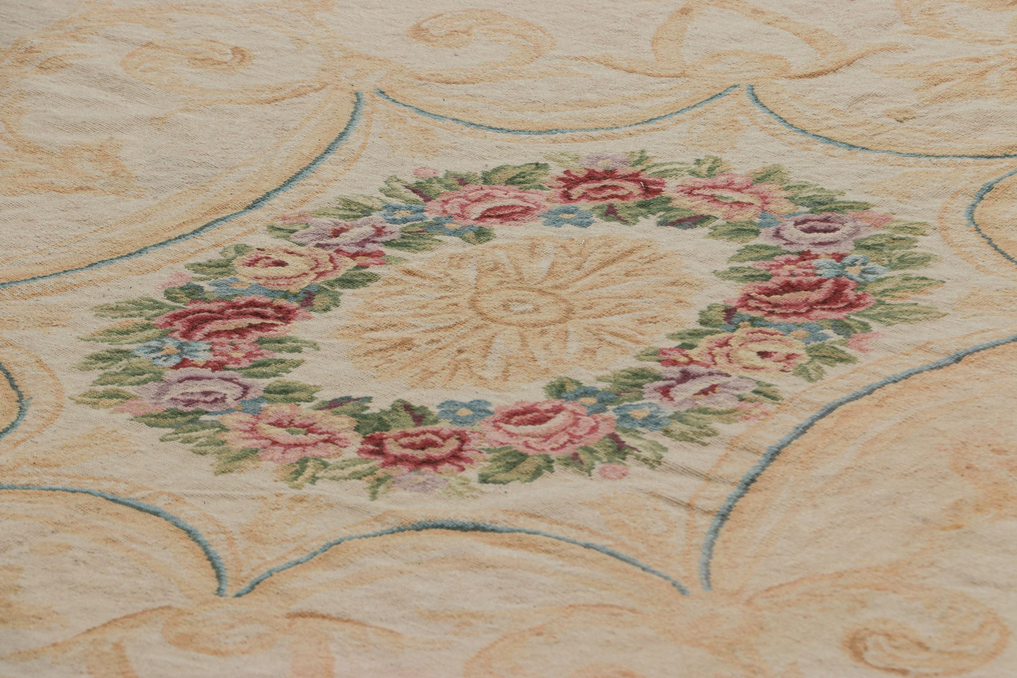 Esta alfombra de punto de aguja de 9x10 es una emocionante novedad de la colección de alfombras europeas de Rug & Kilim, entre las primeras obras personalizadas hechas a mano por Jahanshah Josh Nazmiyal, que recupera algunas de las sensibilidades